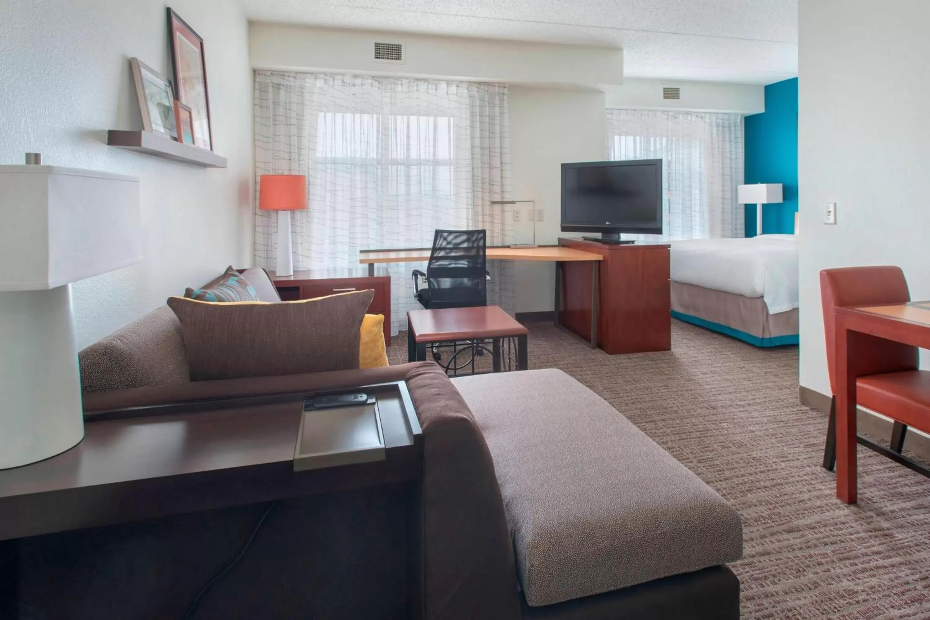 Photo of the whole room, Seating Area in Residence Inn by Marriott Newark Elizabeth/Liberty International Airport