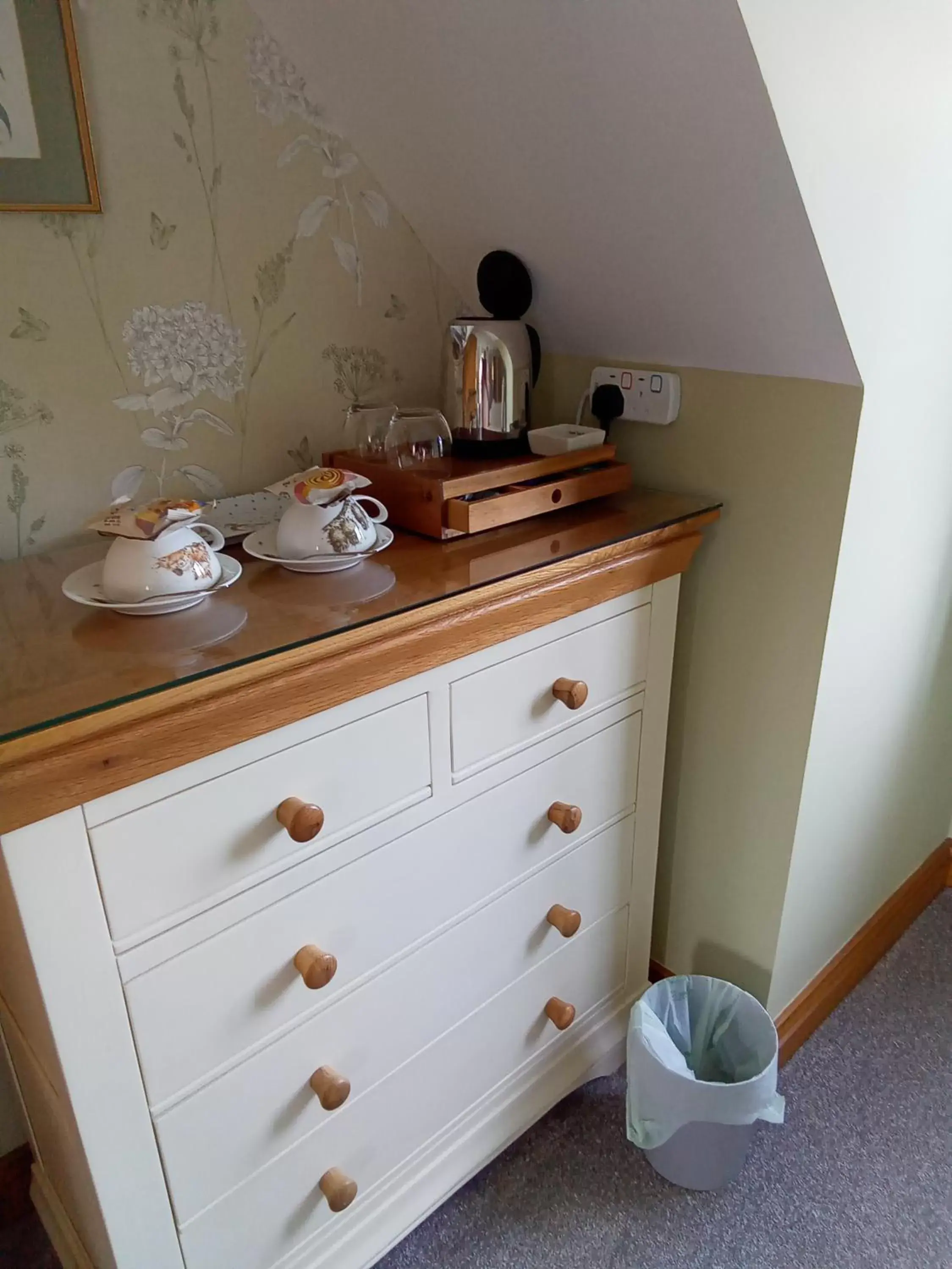Coffee/tea facilities in White Cottage B and B