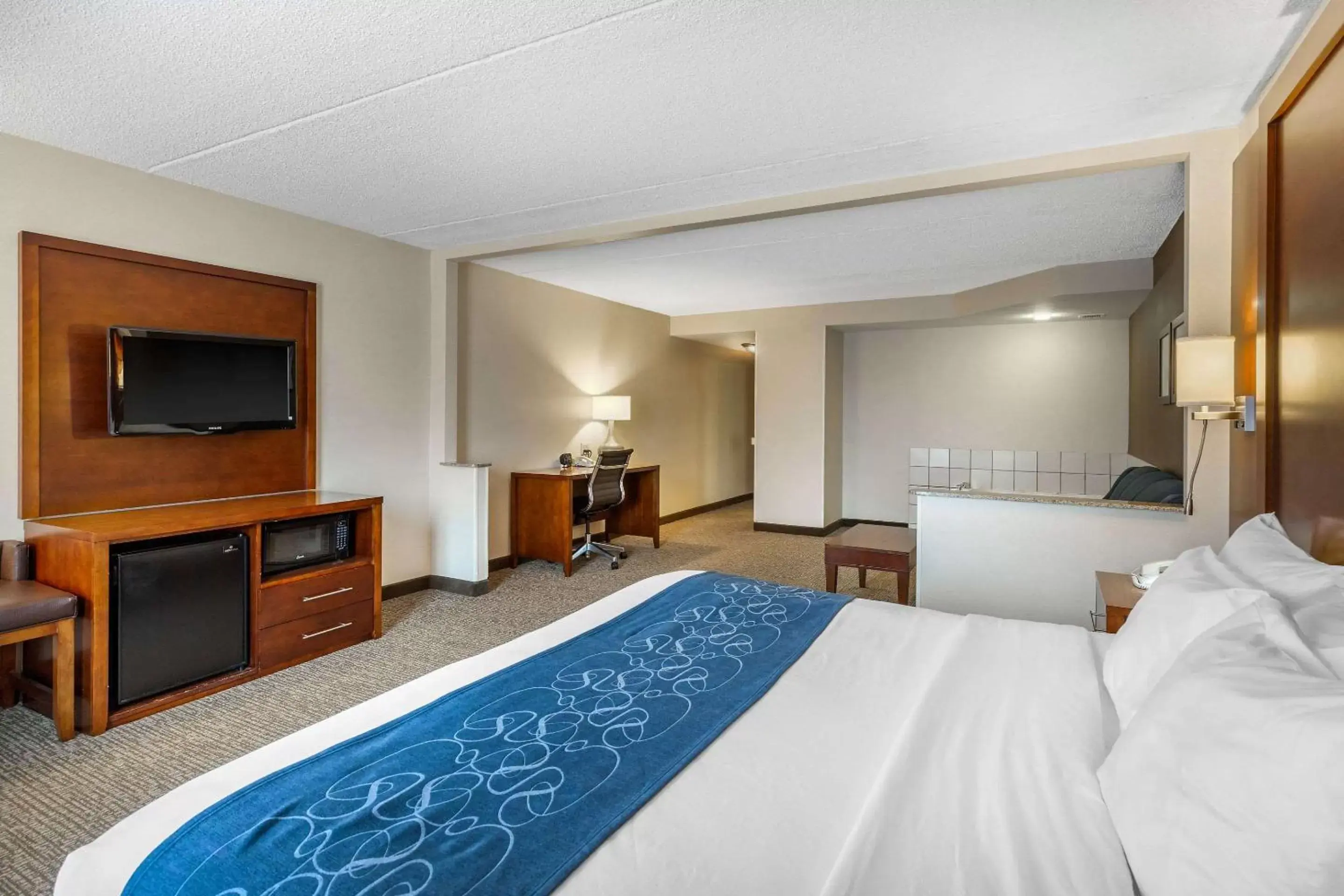 Photo of the whole room, Bed in Comfort Suites Manassas