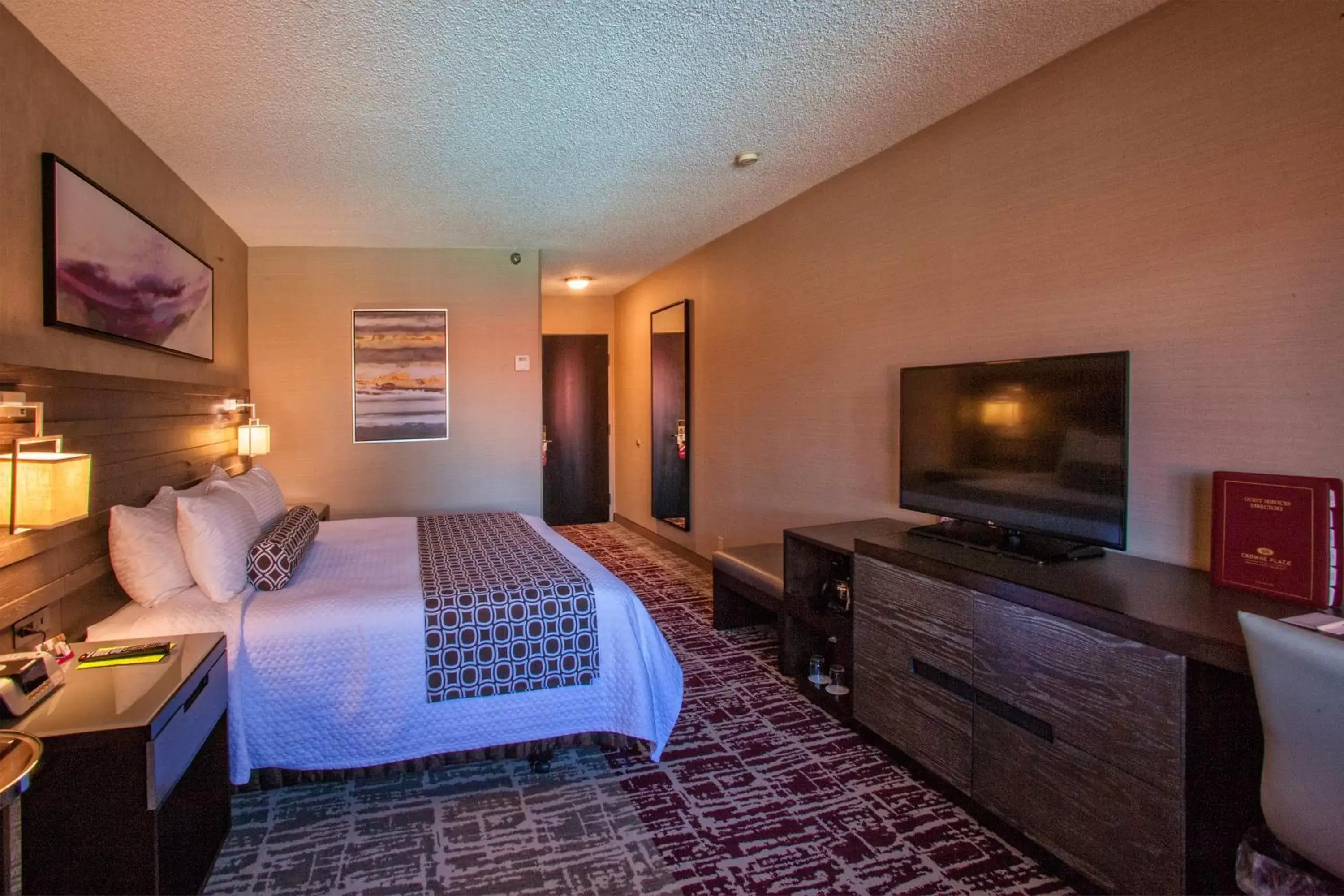 Bedroom, TV/Entertainment Center in Crowne Plaza Silicon Valley North - Union City, an IHG Hotel