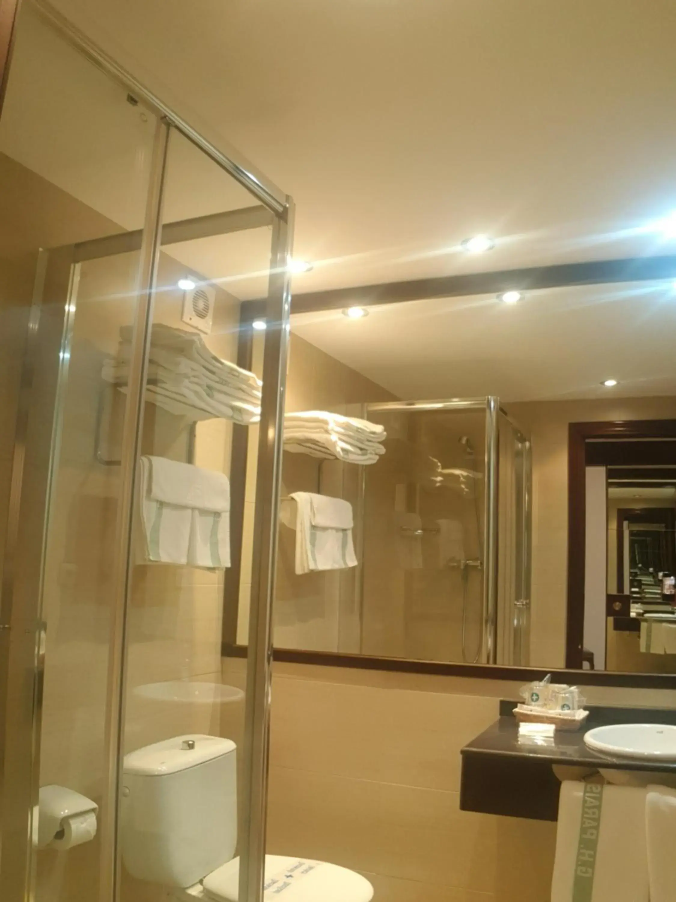 Shower, Bathroom in Gran Hotel Paraiso