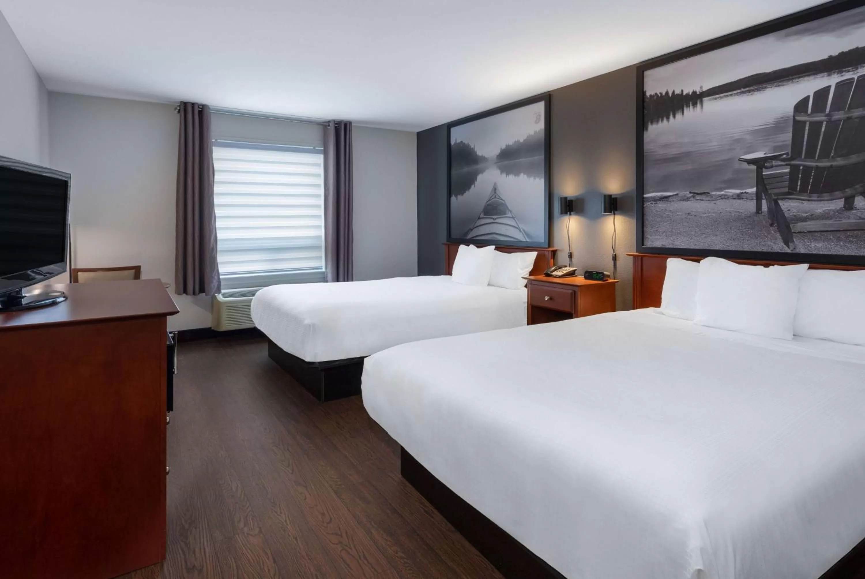 Photo of the whole room, Bed in Super 8 by Wyndham Trois-Rivieres