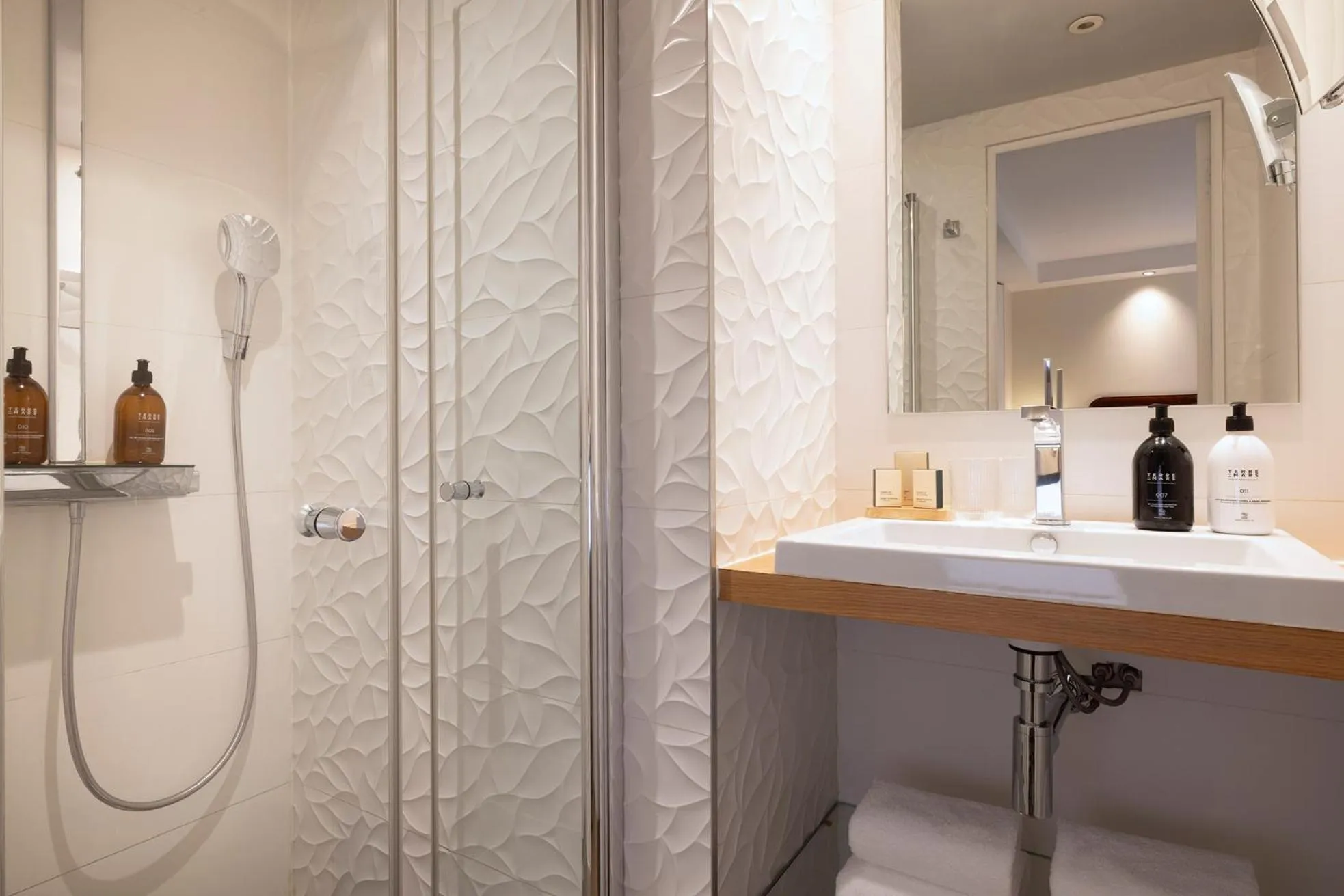 Shower in Hotel Chavanel