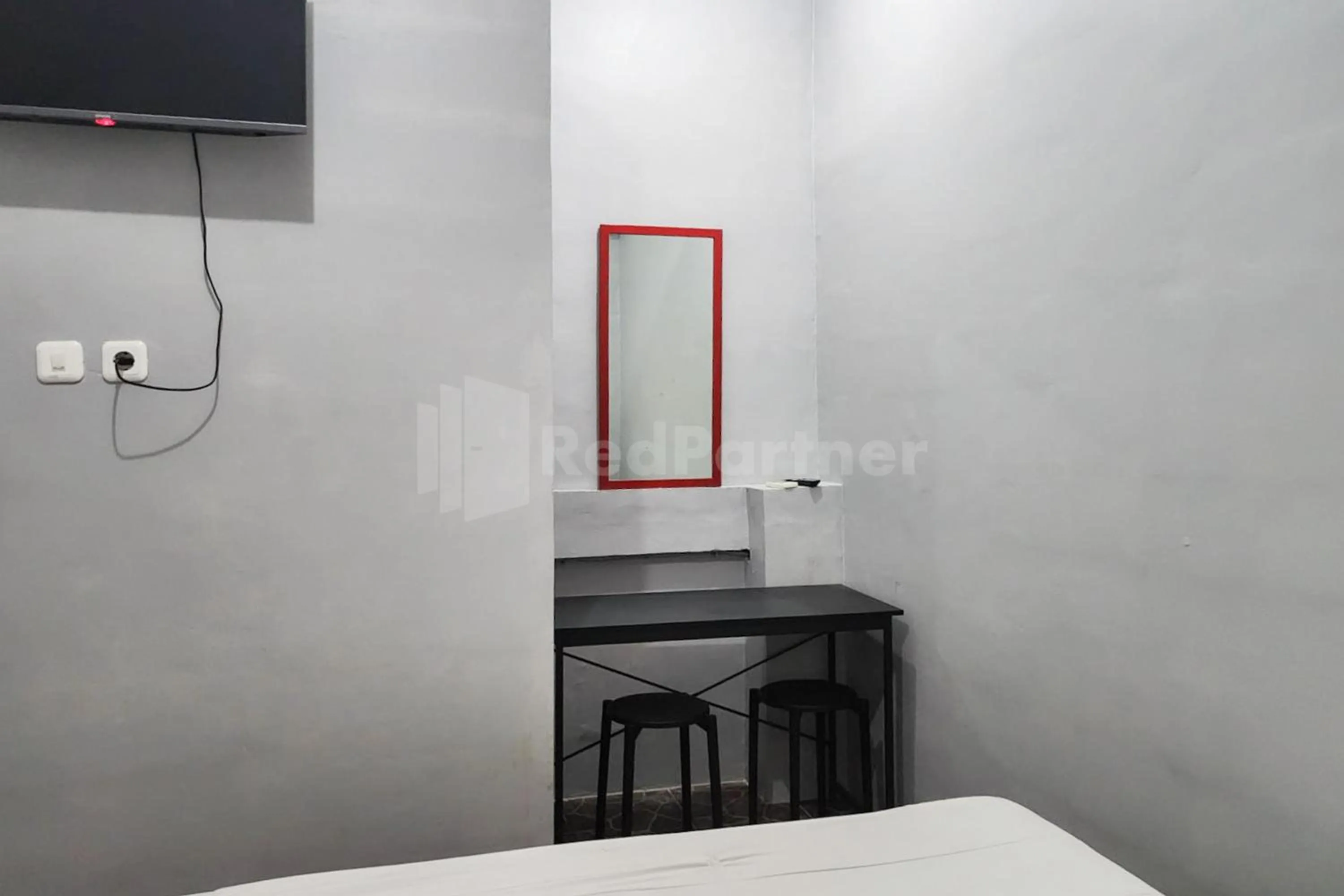 Bed, TV/Entertainment Center in OYO 1319 Puspita Guesthouse