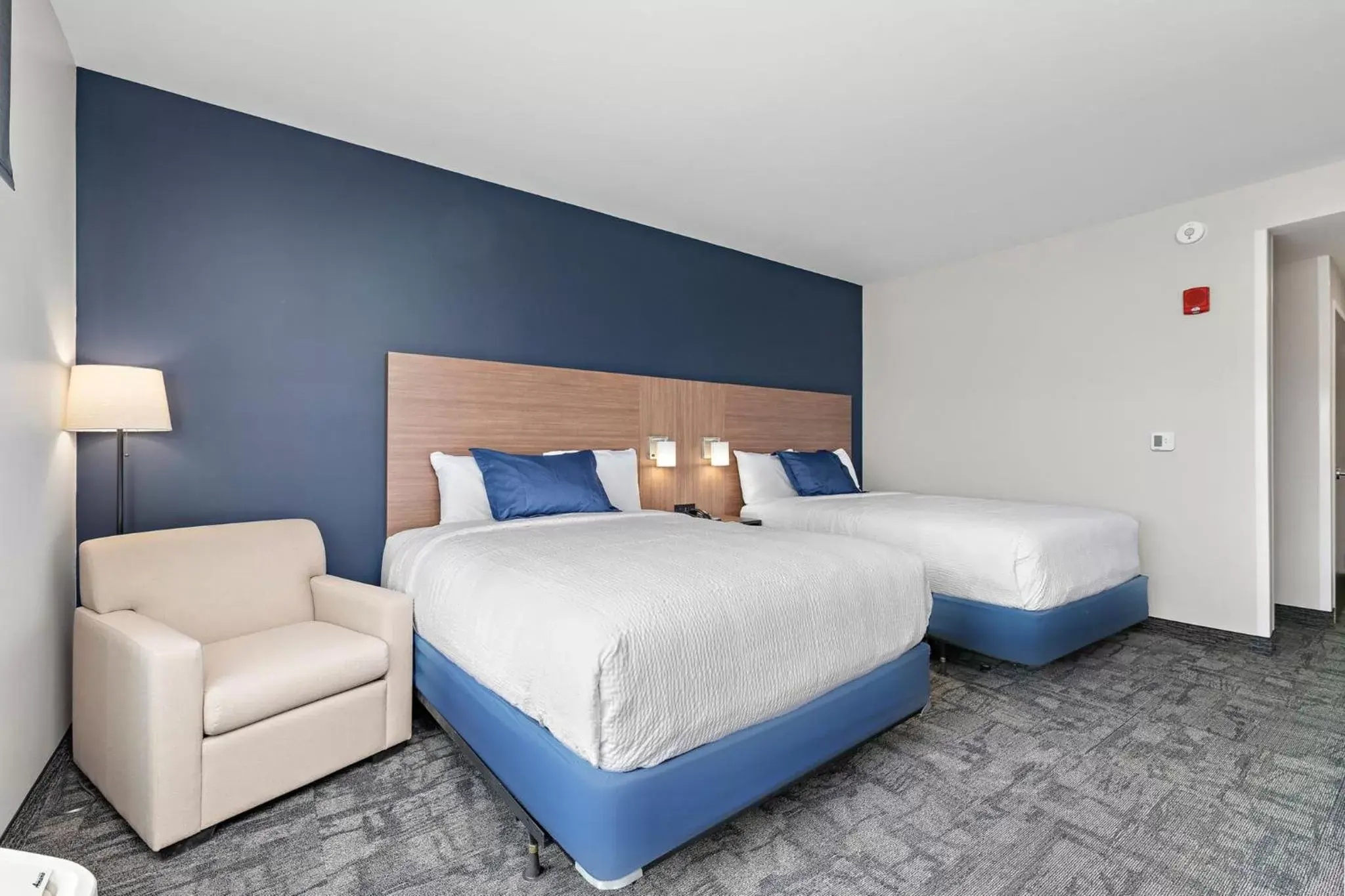 Photo of the whole room, Bed in Holiday Inn Express Kansas City North Parkville, an IHG Hotel