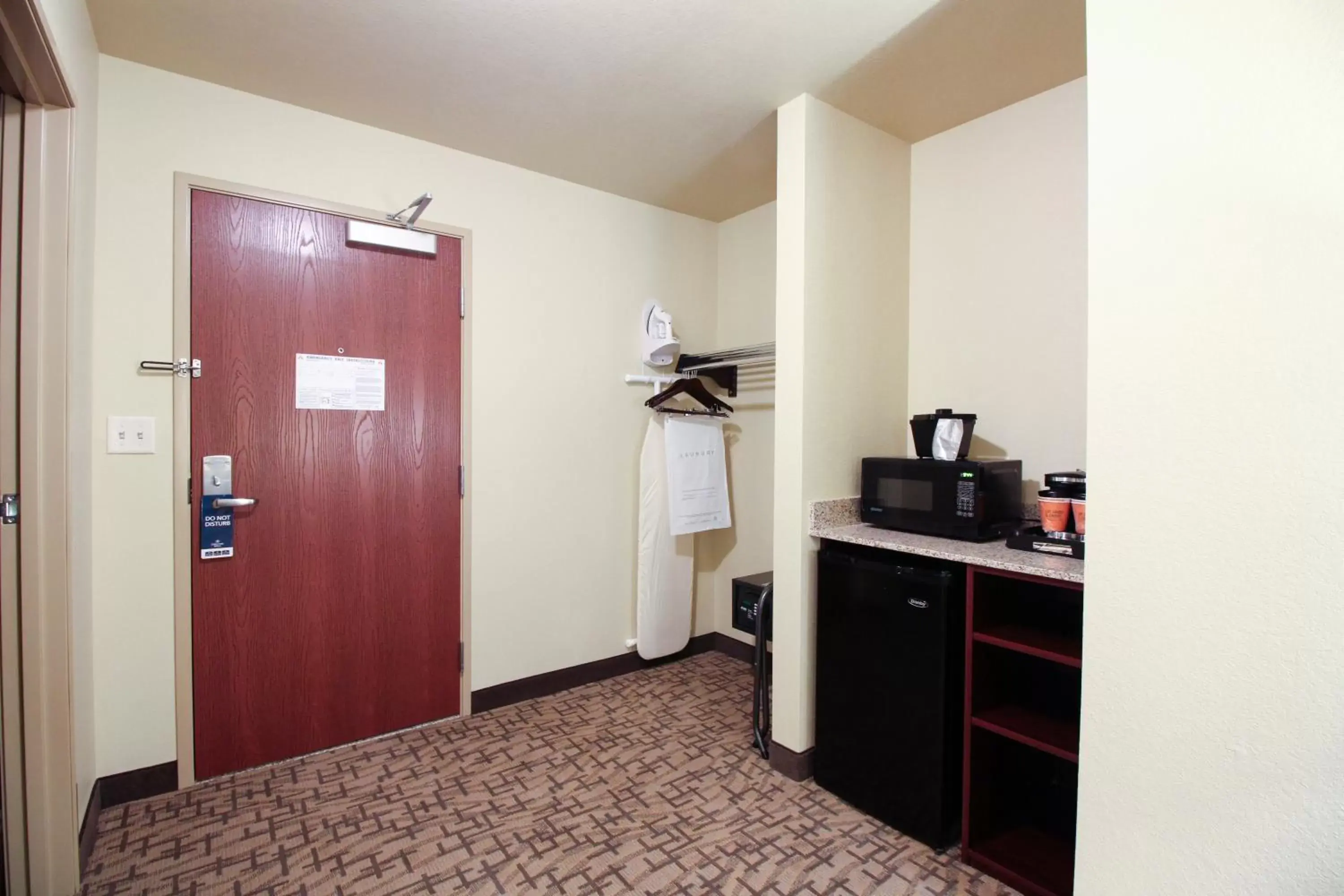 Coffee/tea facilities, Kitchen/Kitchenette in Cobblestone Hotel & Suites - Devils Lake