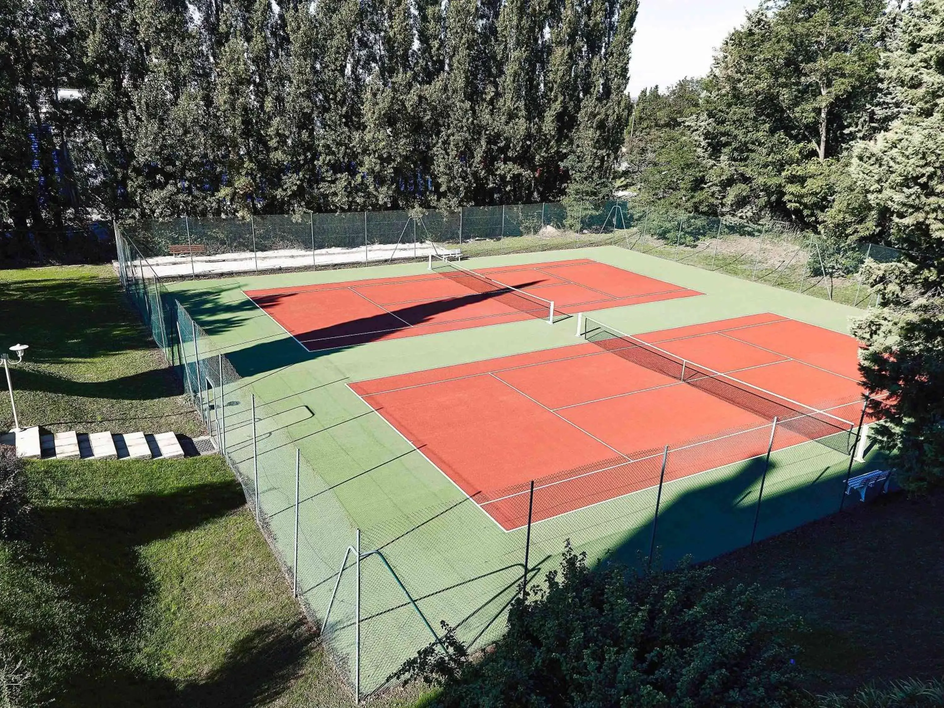 On site, Tennis/Squash in Novotel Avignon Nord