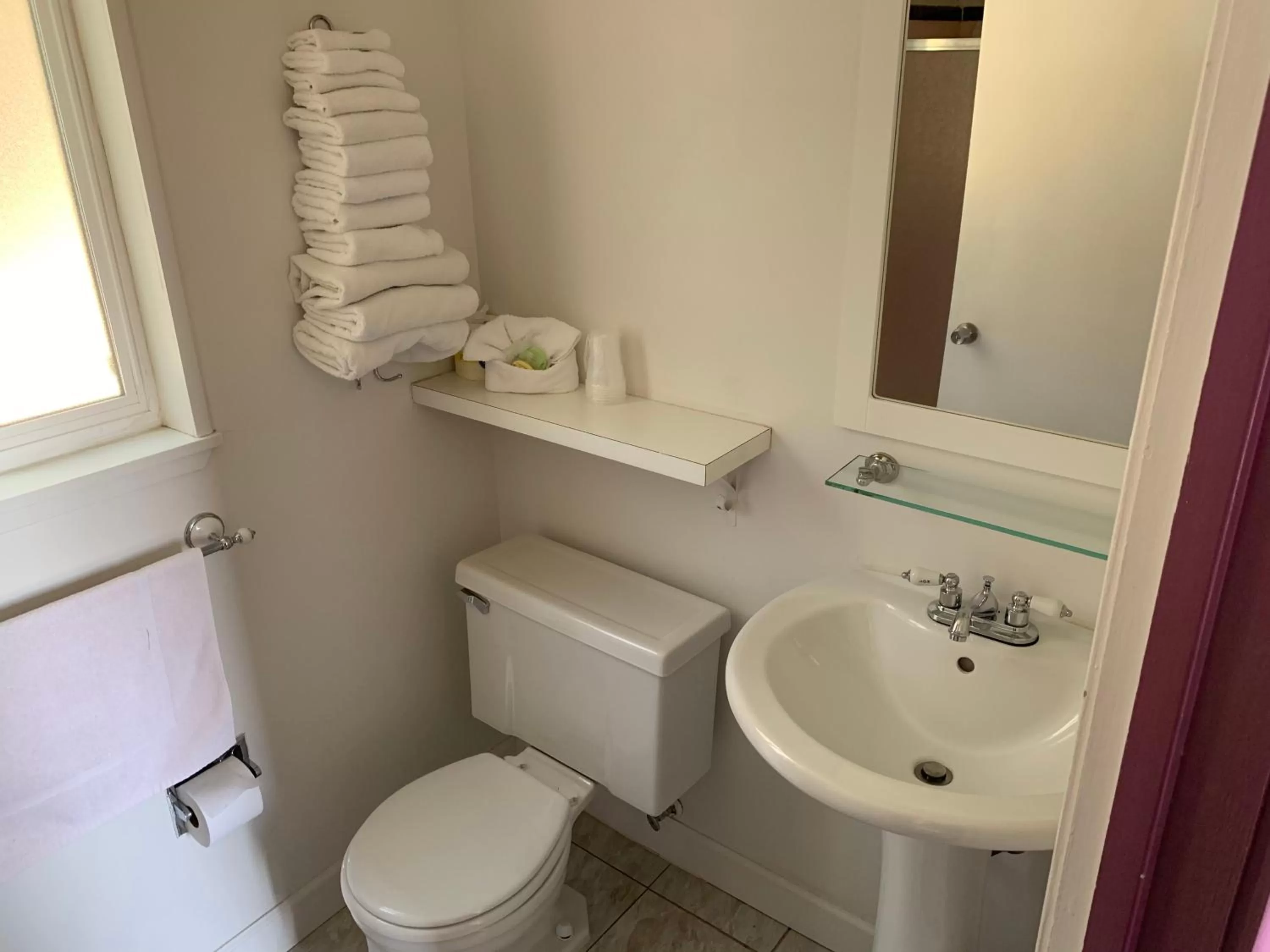 Bathroom in Sugarloaf Mountain Motel