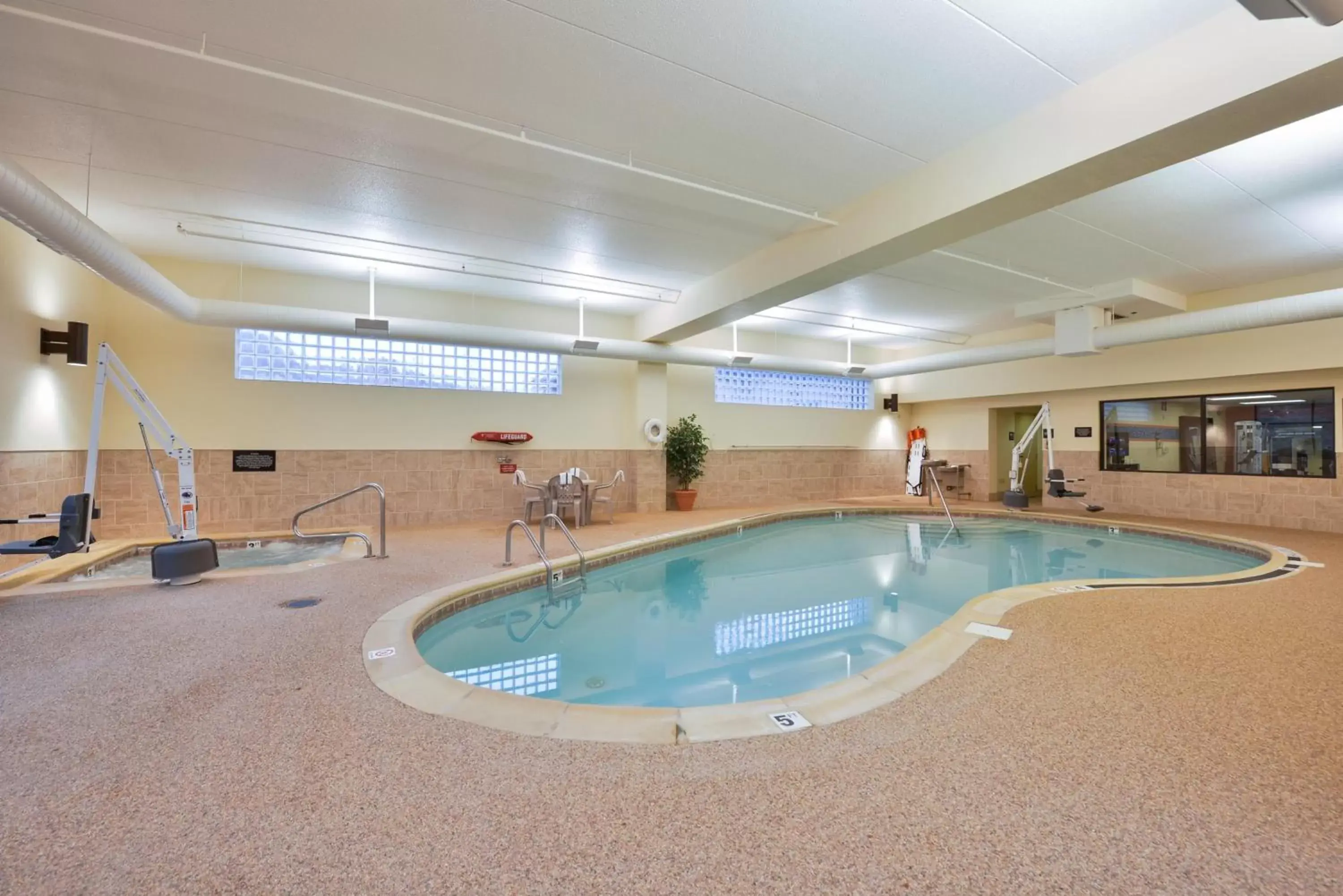 Swimming Pool in McKnight Hotel