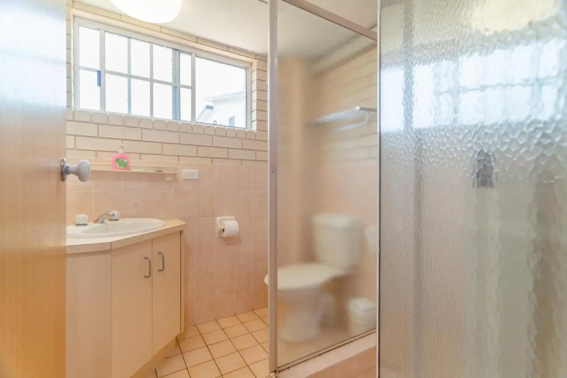Shower, Bathroom in Santa Fe Motel and Holiday Units