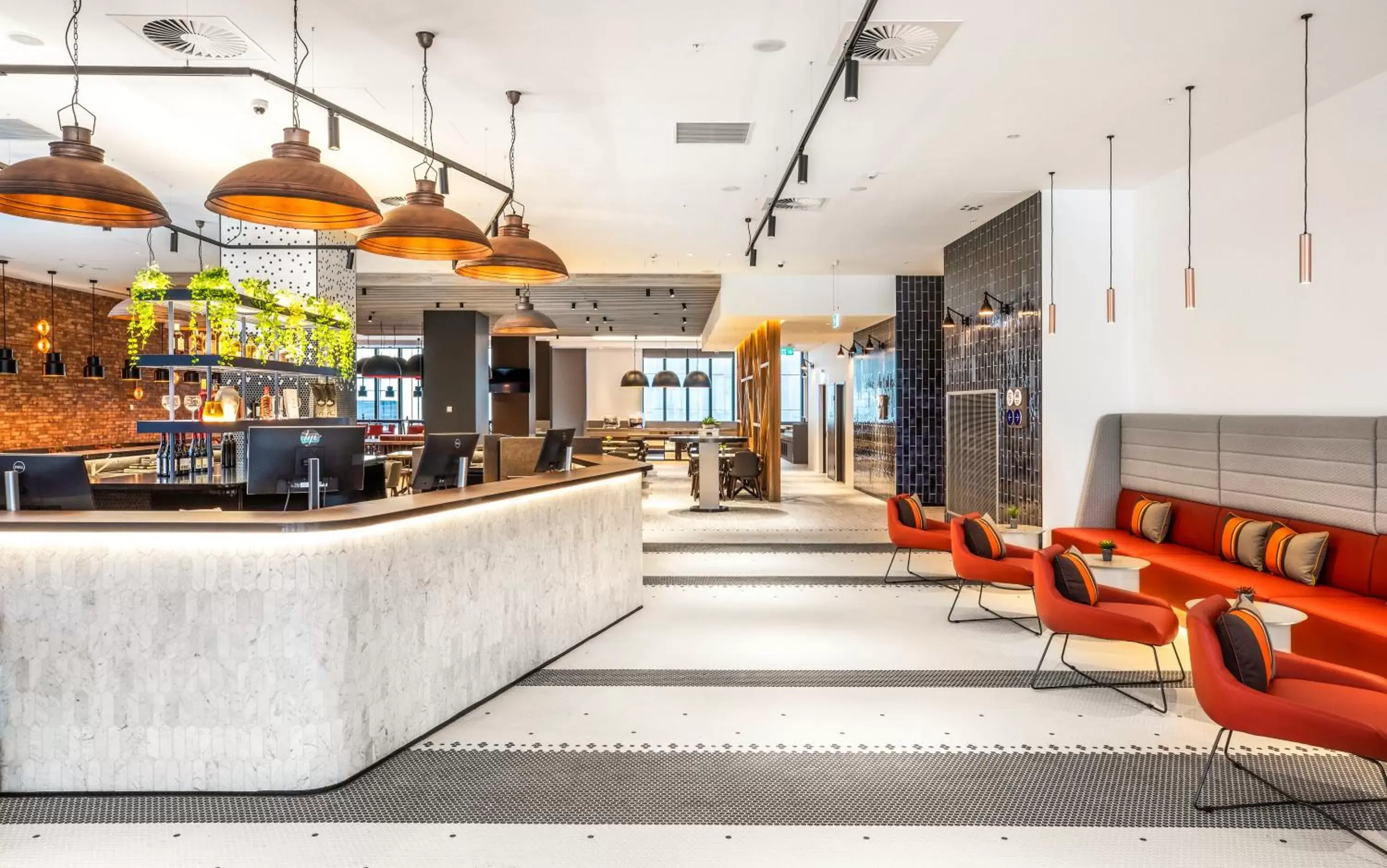 Lobby or reception, Lounge/Bar in Holiday Inn Express Melbourne Little Collins, an IHG Hotel