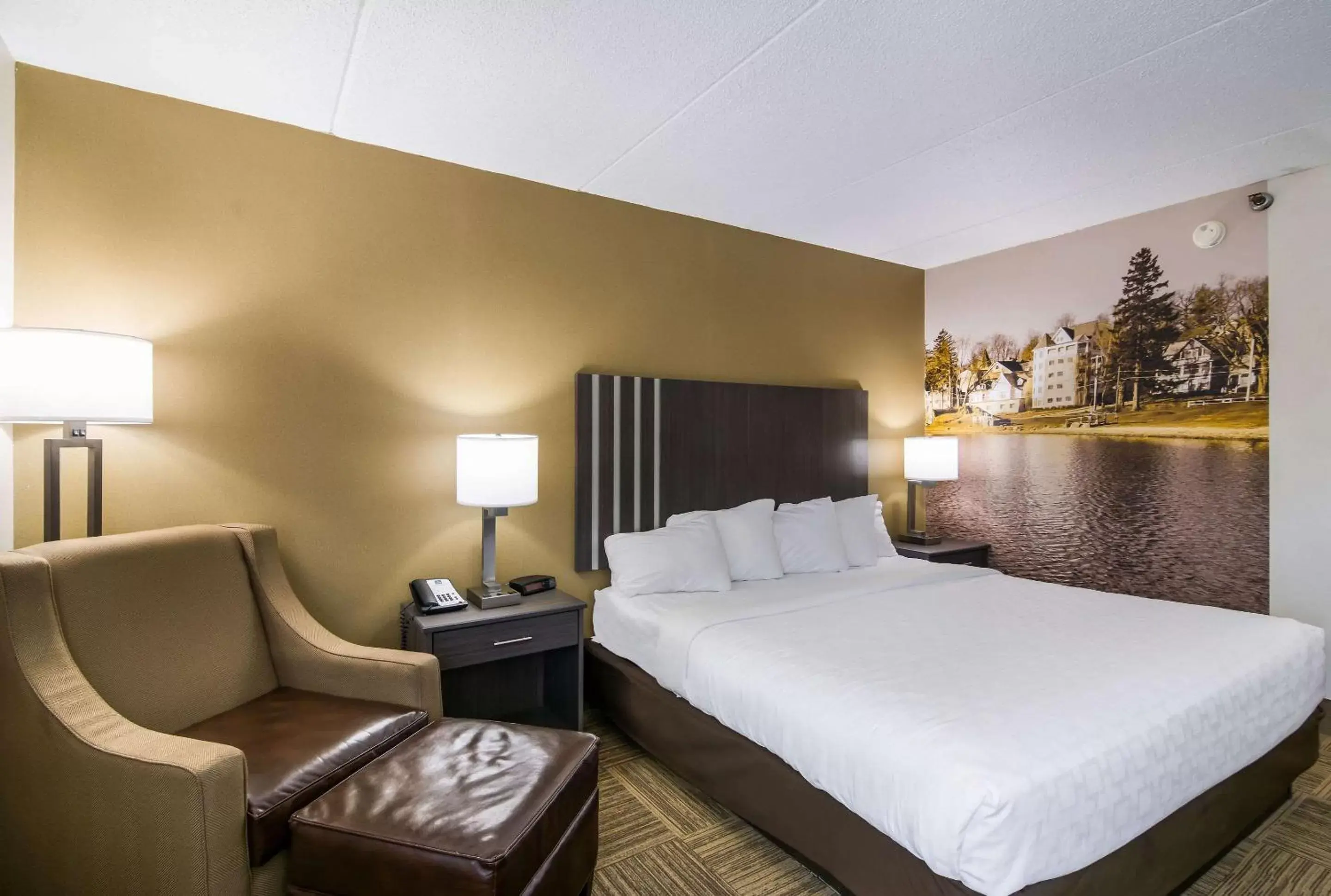 Photo of the whole room, Bed in Clarion Pointe Jamestown - Falconer Photo of the whole room, Bed in Clarion Pointe Jamestown - Falconer