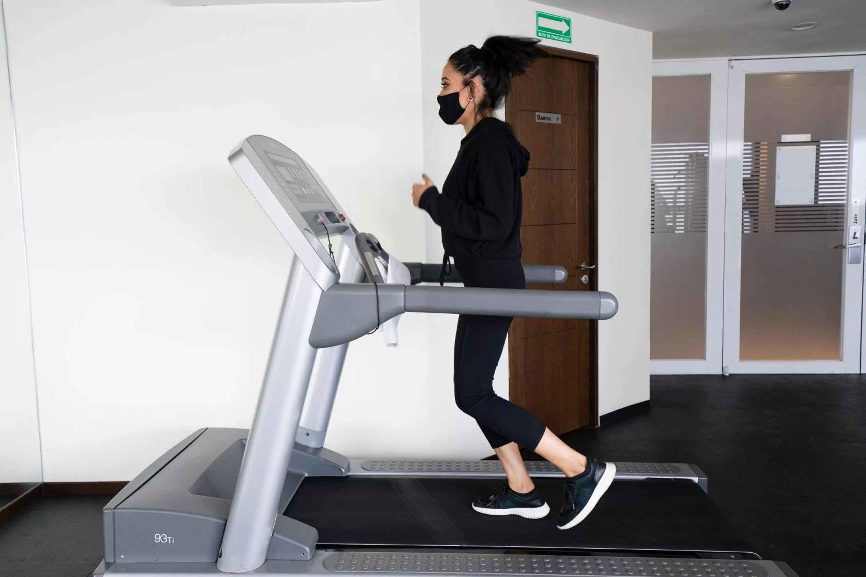 Fitness centre/facilities in Crown Victoria Hotel
