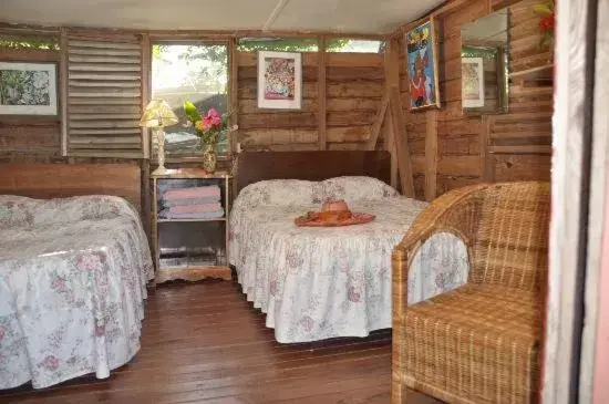 Restaurant/Places to Eat in Secret Cabins at Firefly Beach Cottage