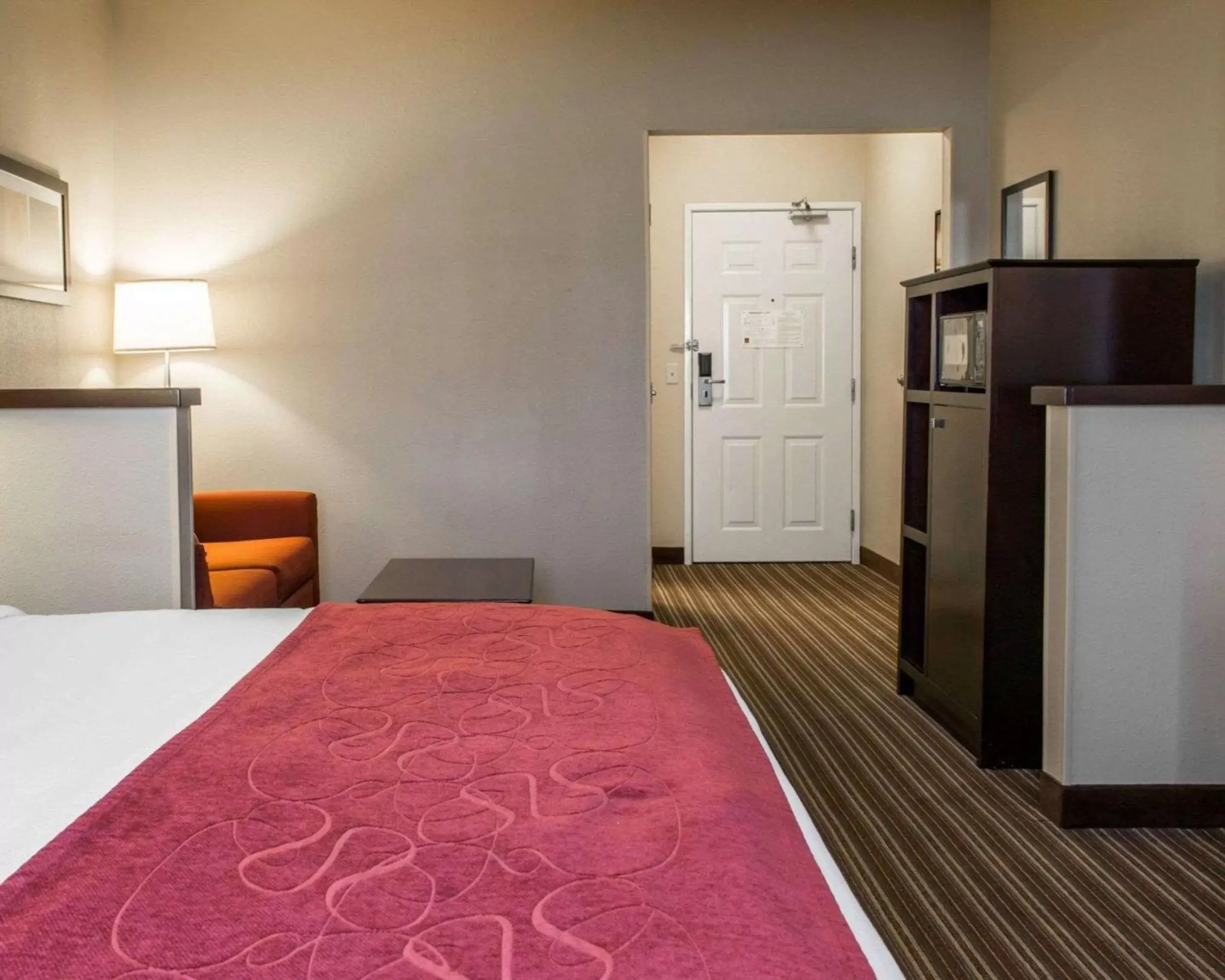 Photo of the whole room, Bed in Comfort Suites Saginaw