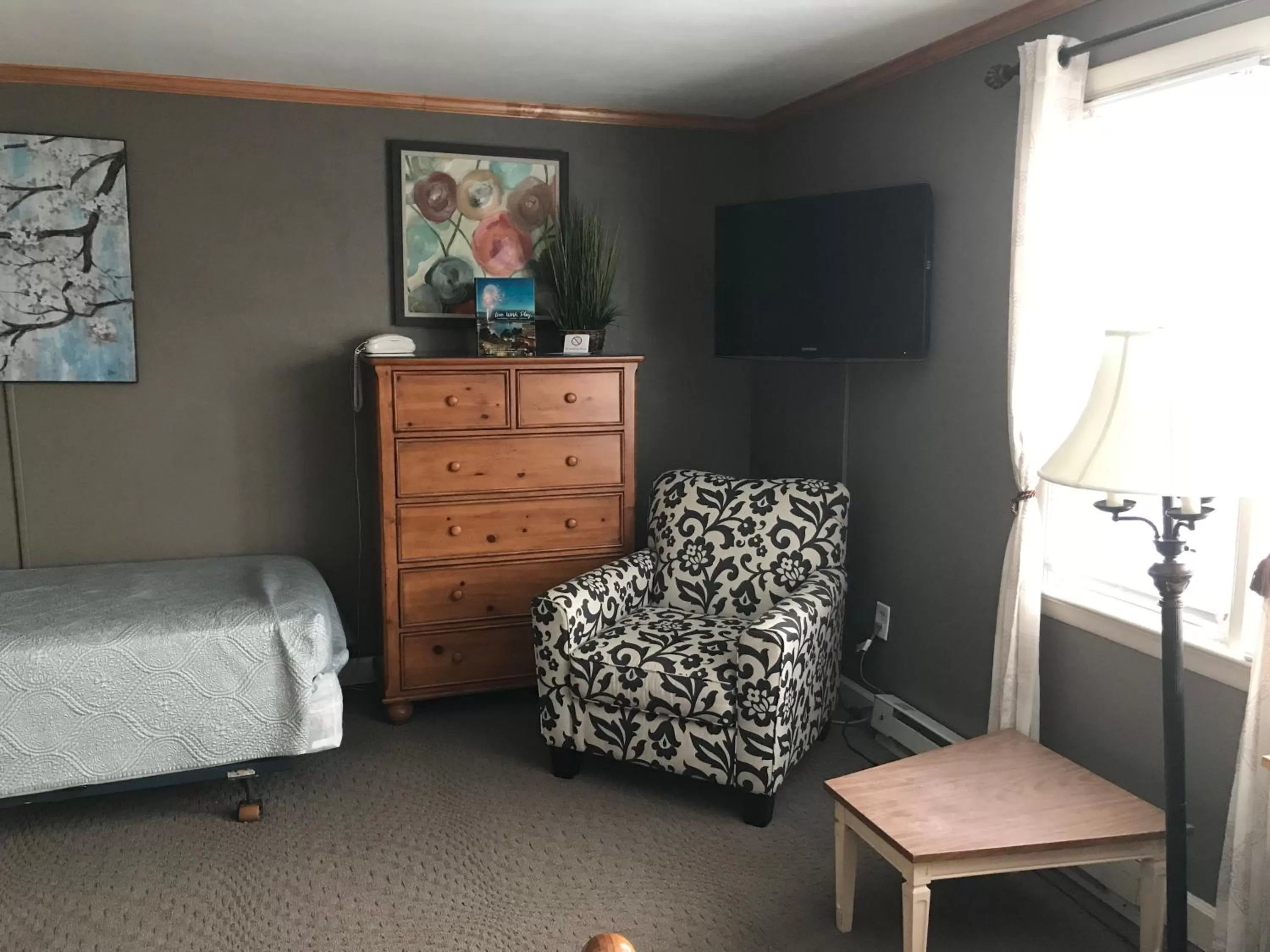 Seating area, Bed in Simmons Motel and Suites