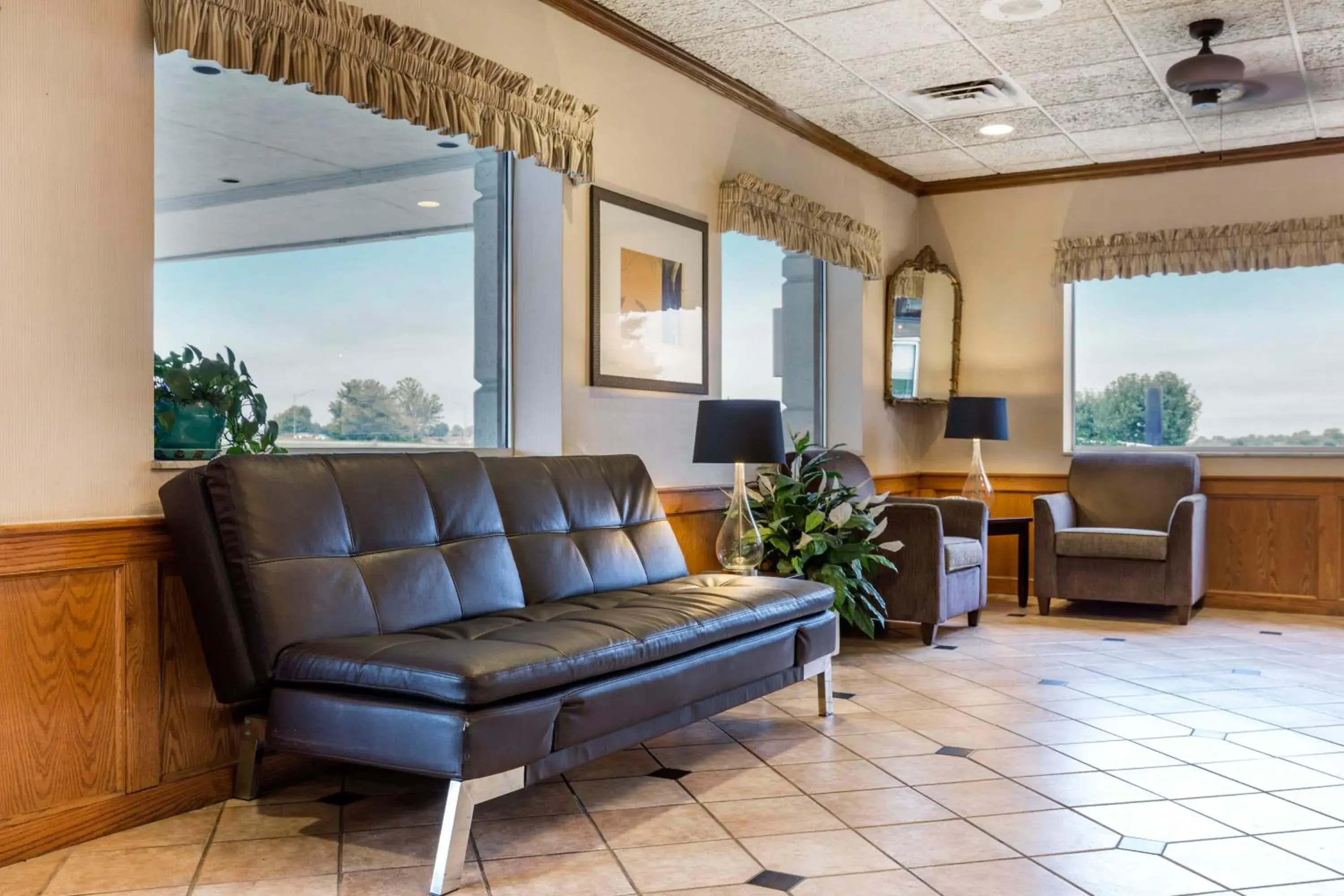 Seating Area in Lamplighter Inn and Suites - North