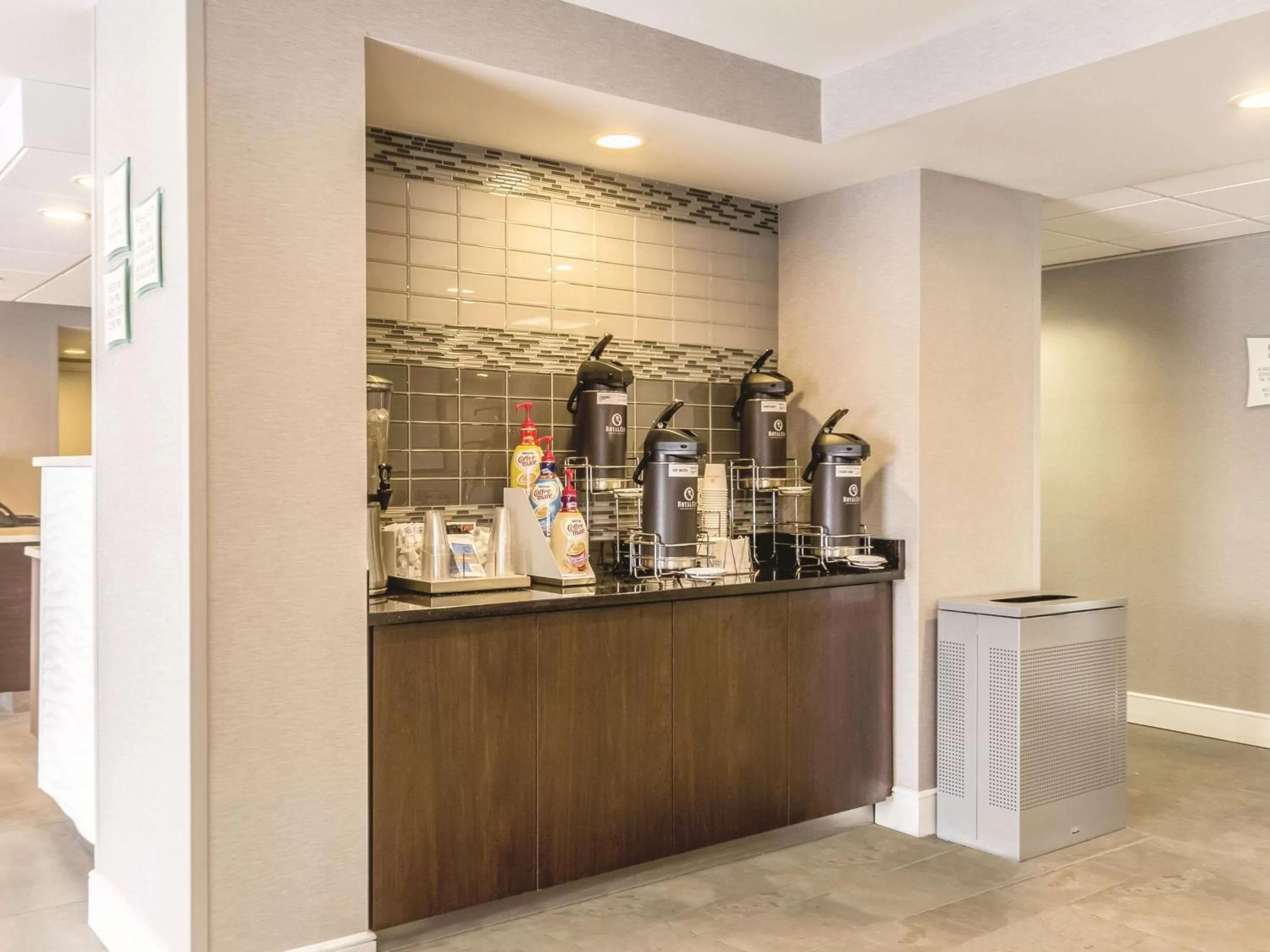 Lobby or reception in La Quinta by Wyndham Cleveland - Airport North