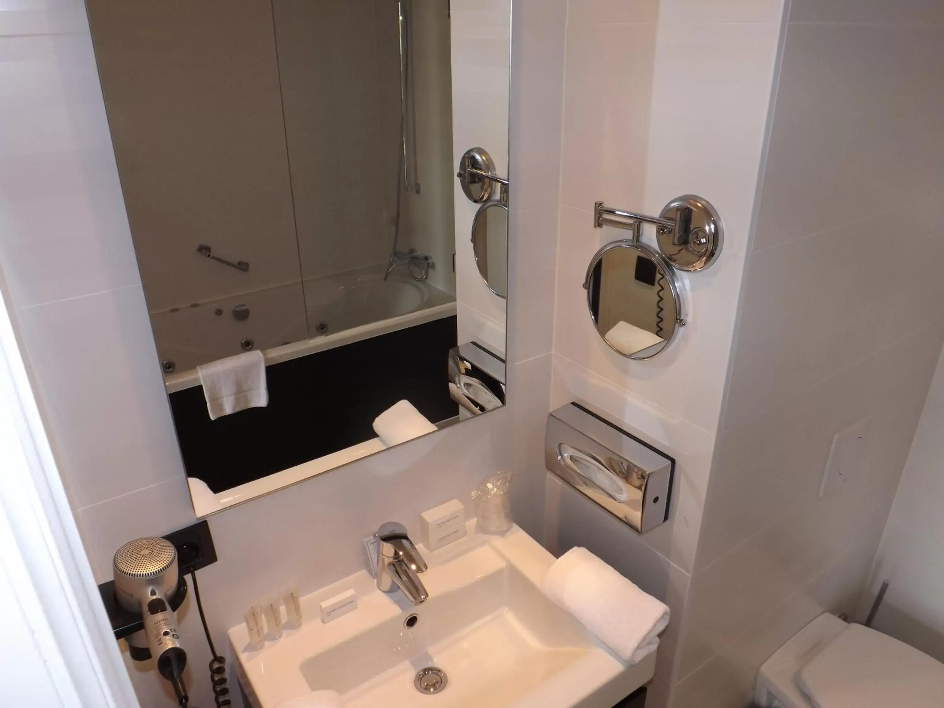 Double Room in Hotel Le Parisien Double Room in Hotel Le Parisien