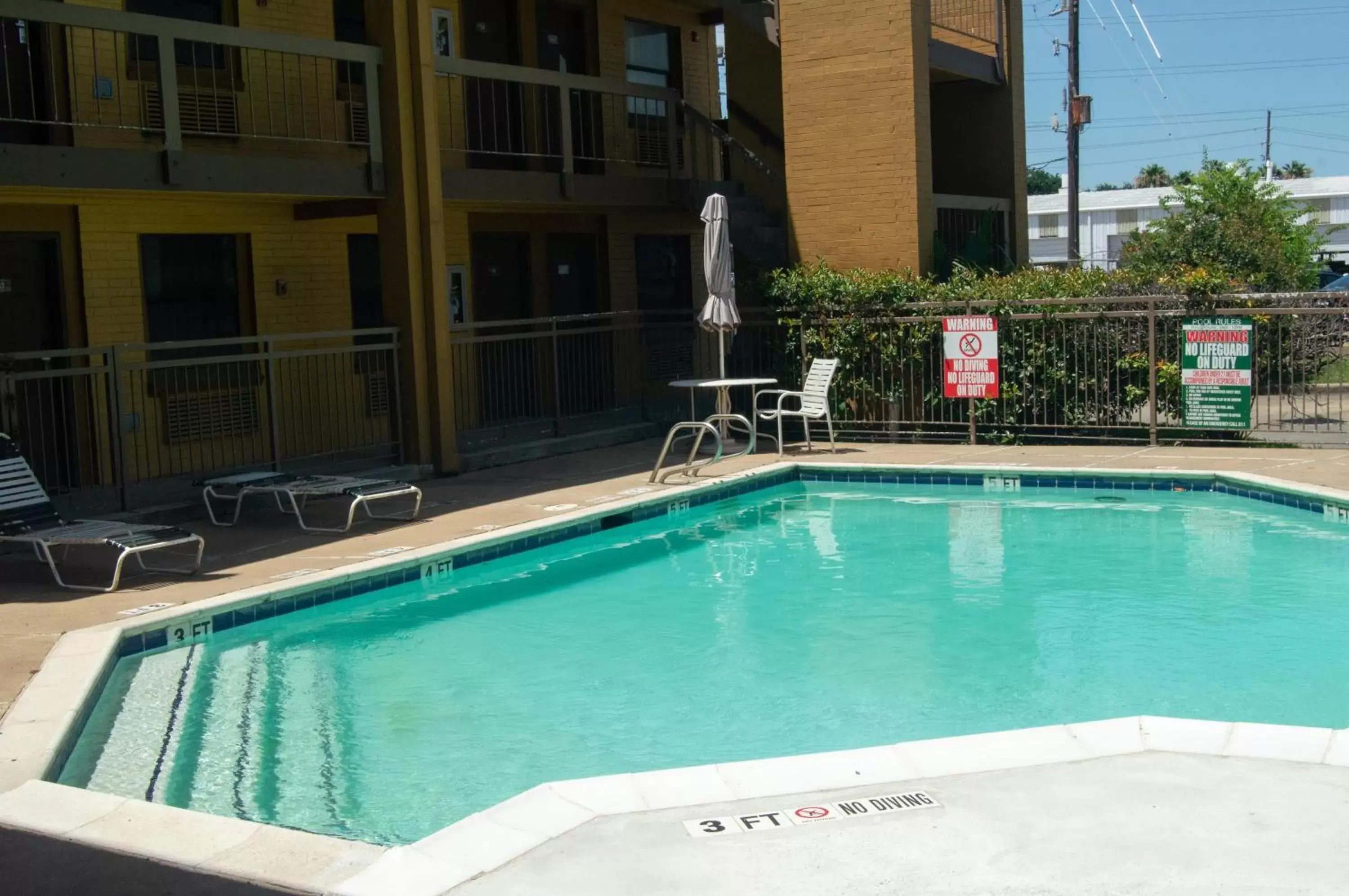 Swimming Pool in America's Inn Houston/Stafford /Sugarland