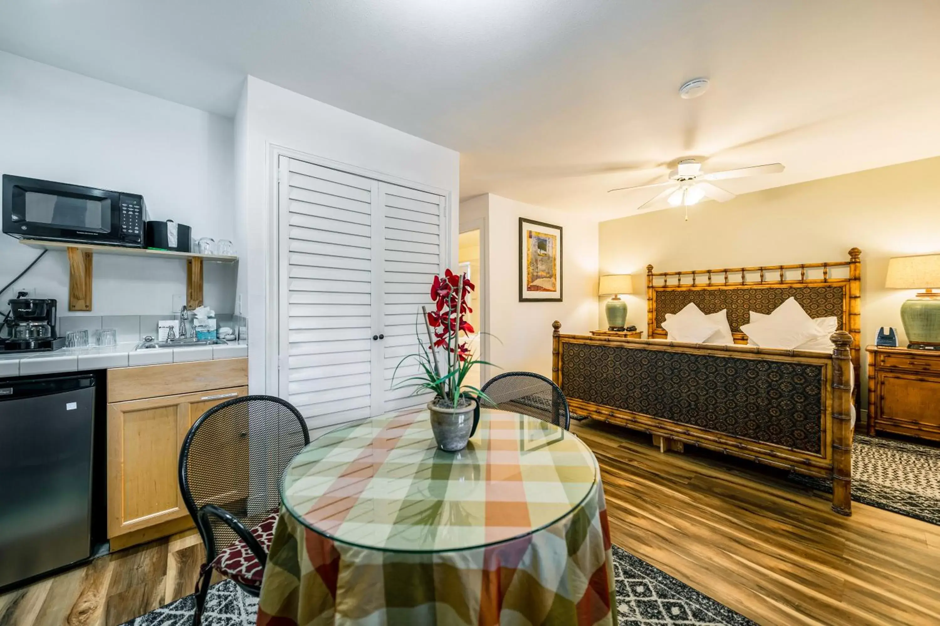 Bedroom, Kitchen/Kitchenette in The Inn on Pine