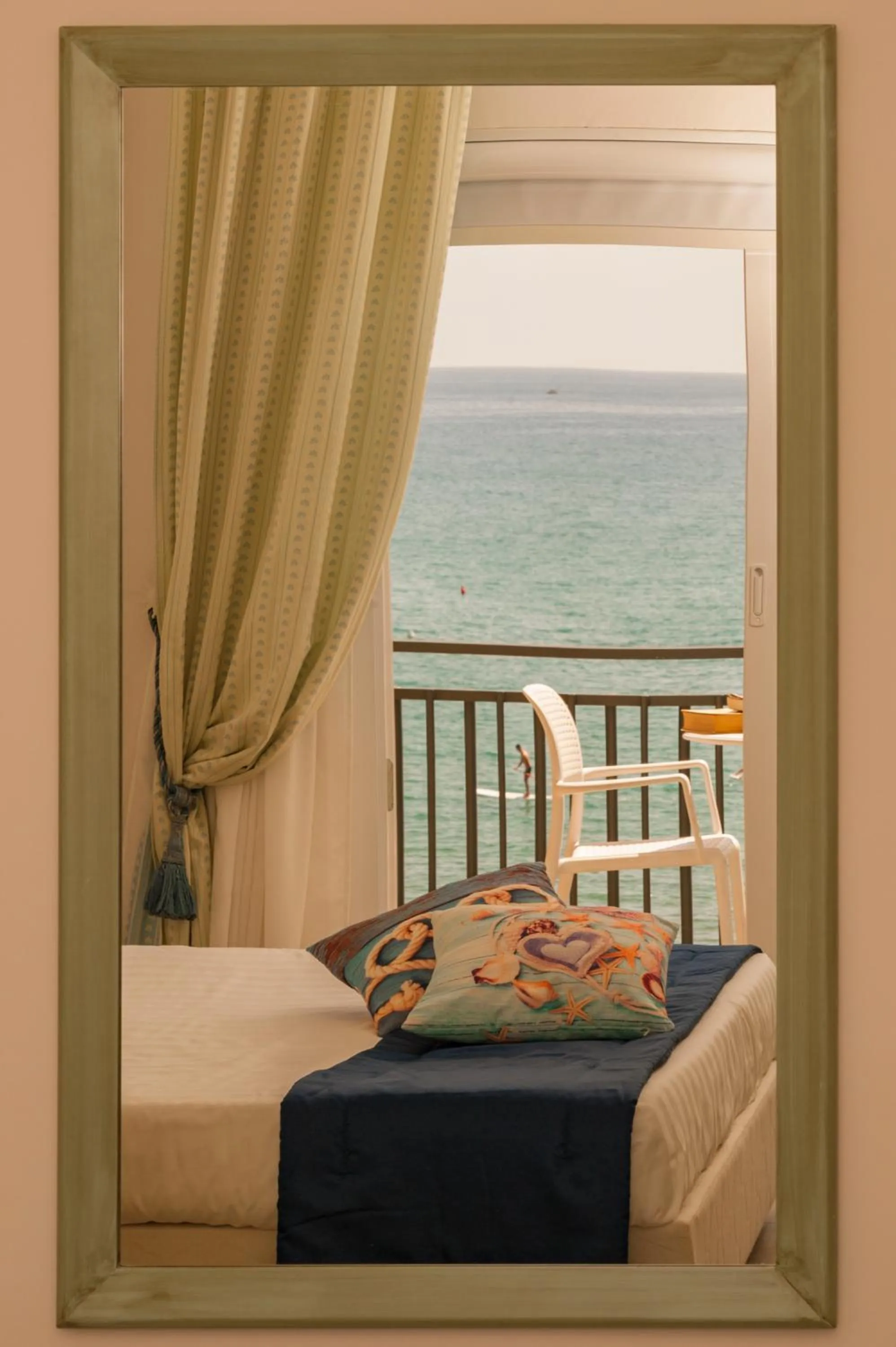 Balcony/Terrace, Bed in Summit Hotel