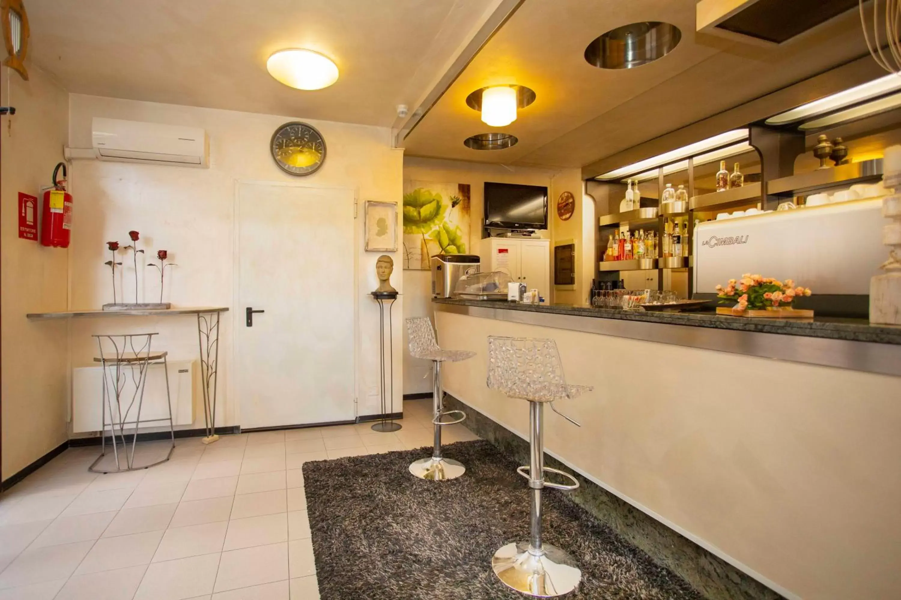 Lounge or bar, Kitchen/Kitchenette in Hotel Solarium