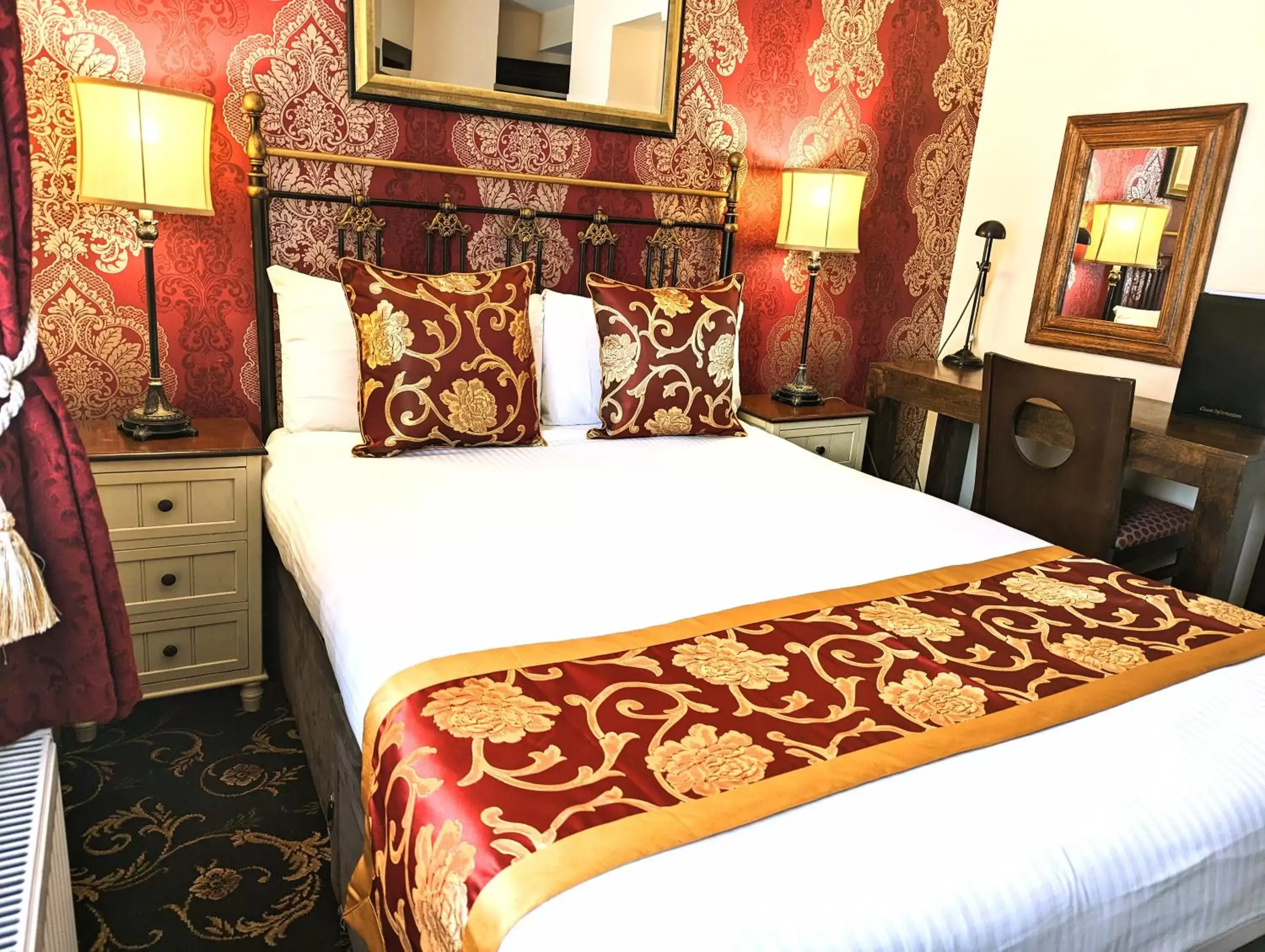 Bedroom, Bed in Brookside Hotel & Restaurant