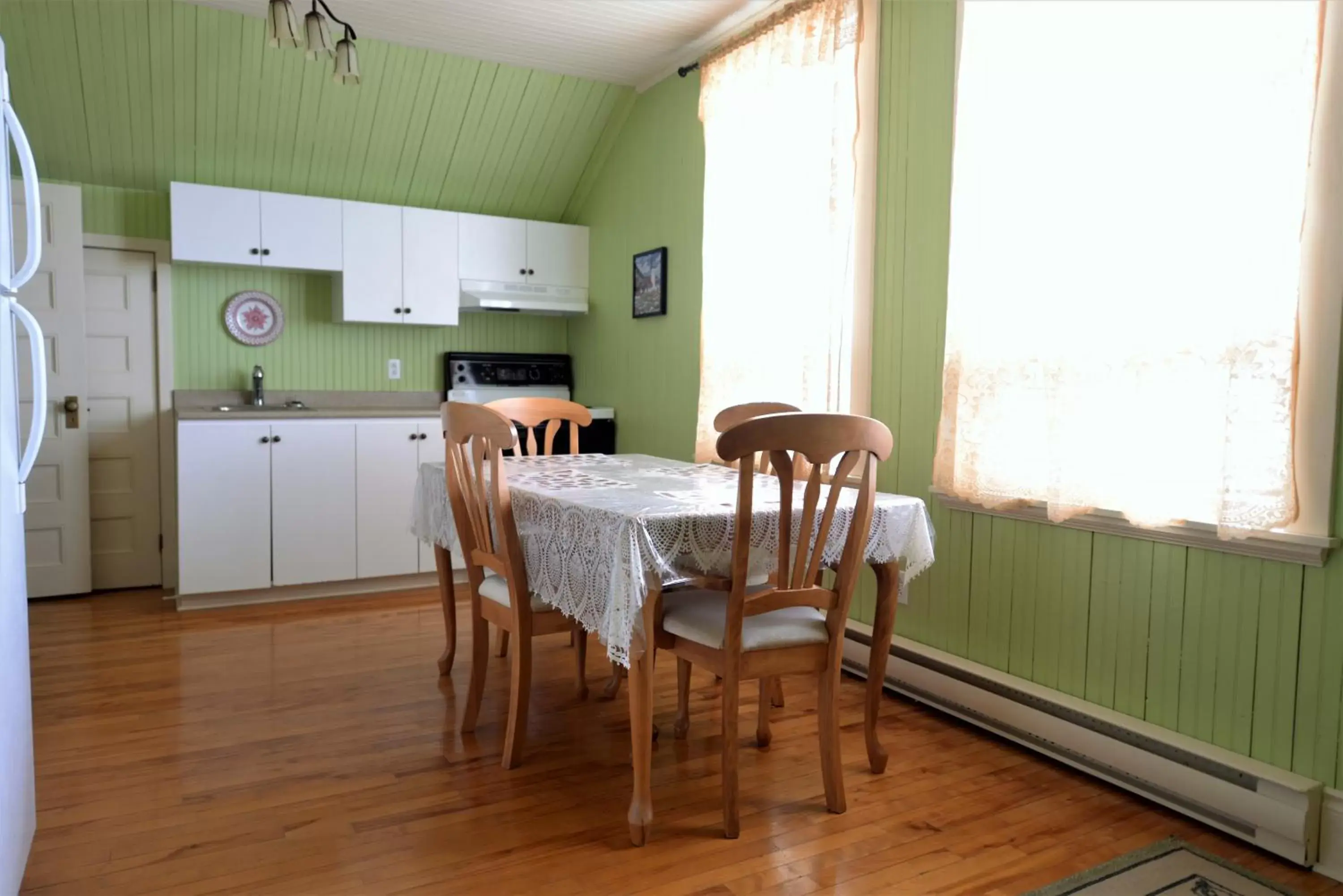 Kitchen or kitchenette, Dining Area in Manoir Belle Plage