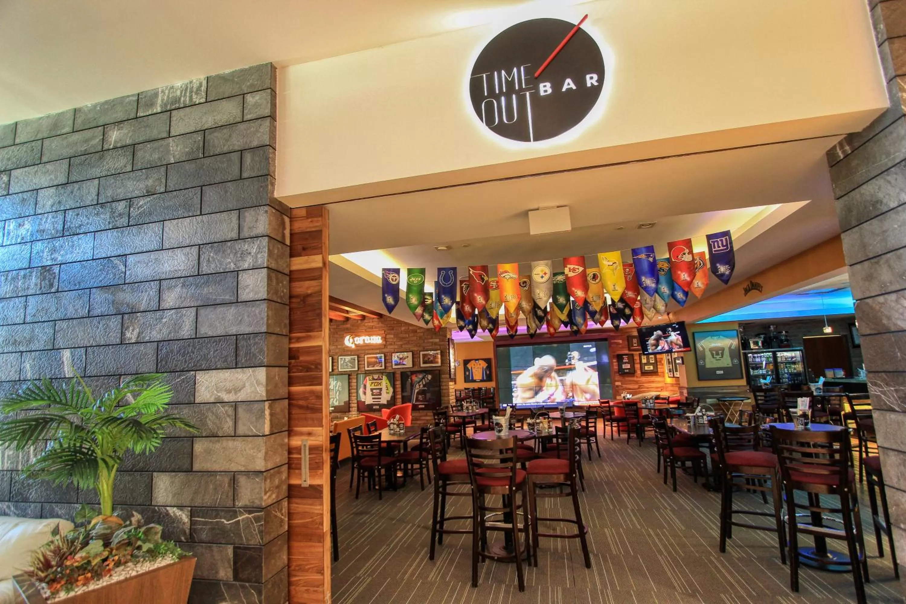 Lounge or bar in Holiday Inn & Suites Plaza Mayor by IHG