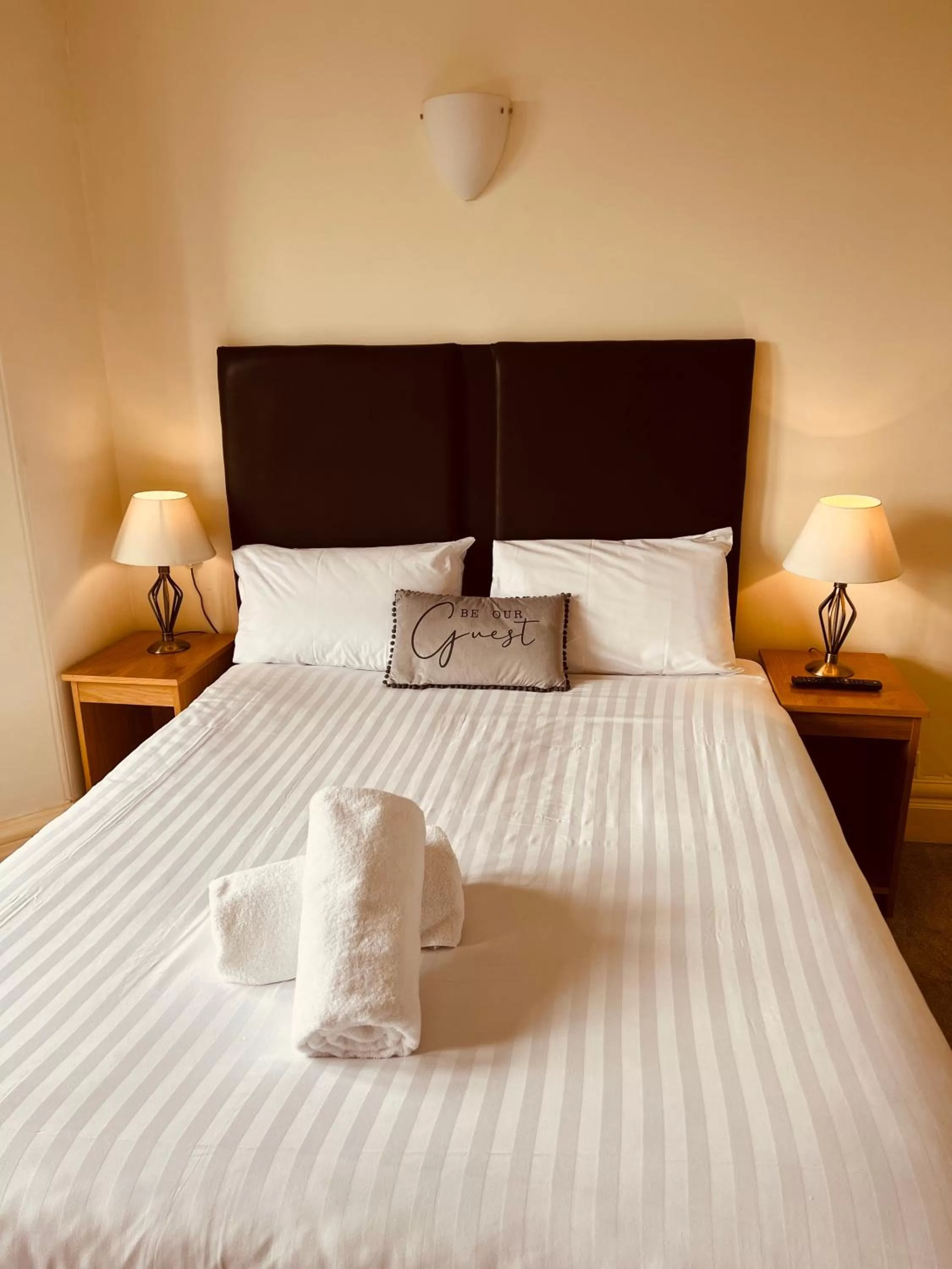 Bed in Heath Cottage Hotel