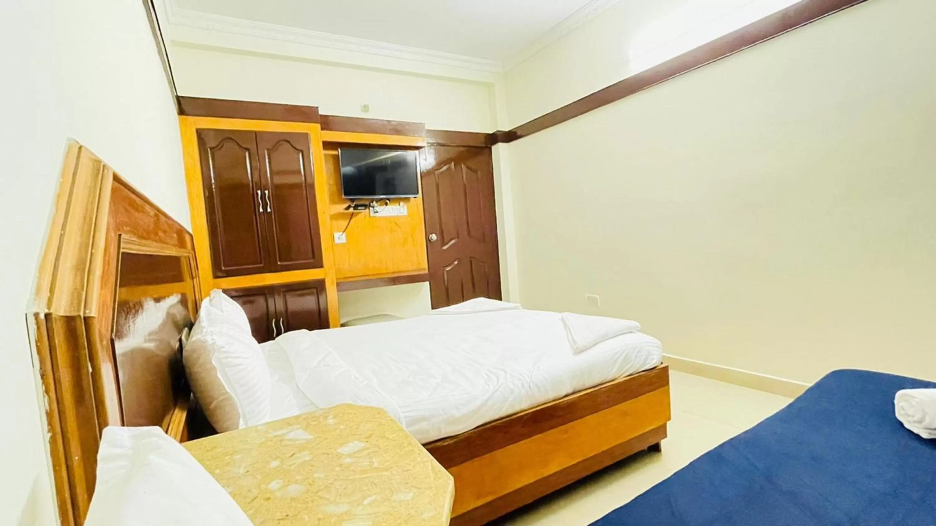 Photo of the whole room, Bed in Half Moon Inn