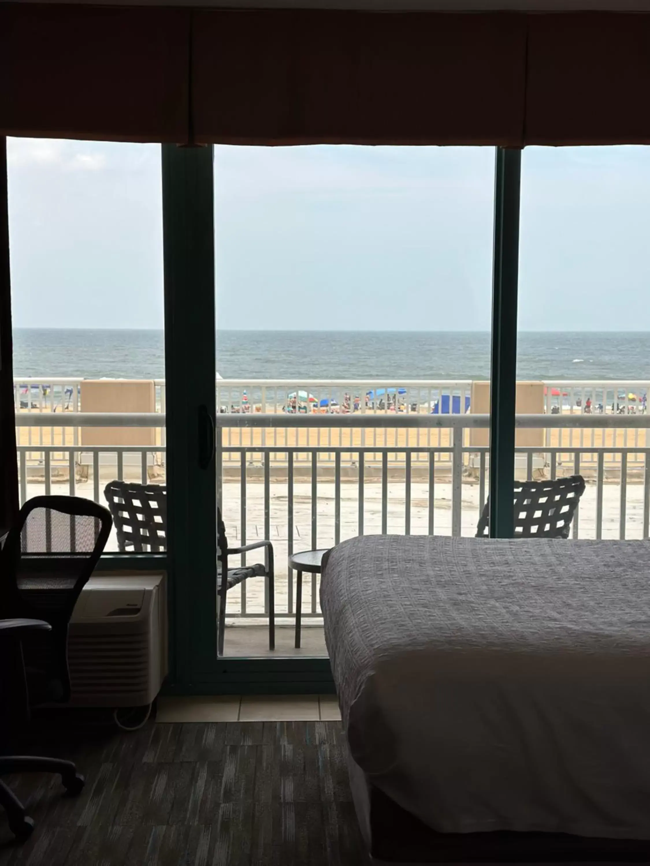 Bed in Hampton Inn Virginia Beach-Oceanfront South