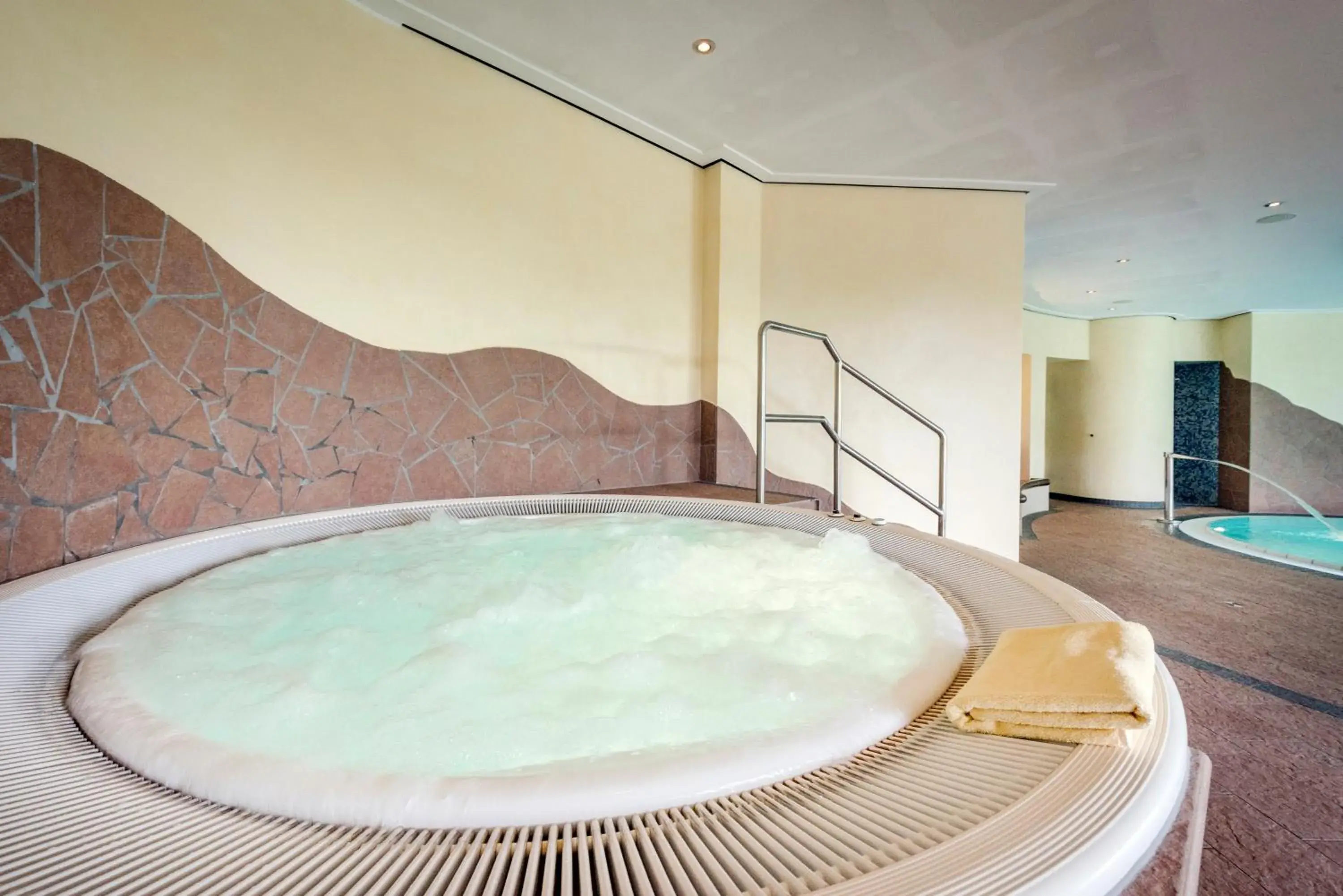 Hot Tub, Swimming Pool in Landhotel Heimathenhof