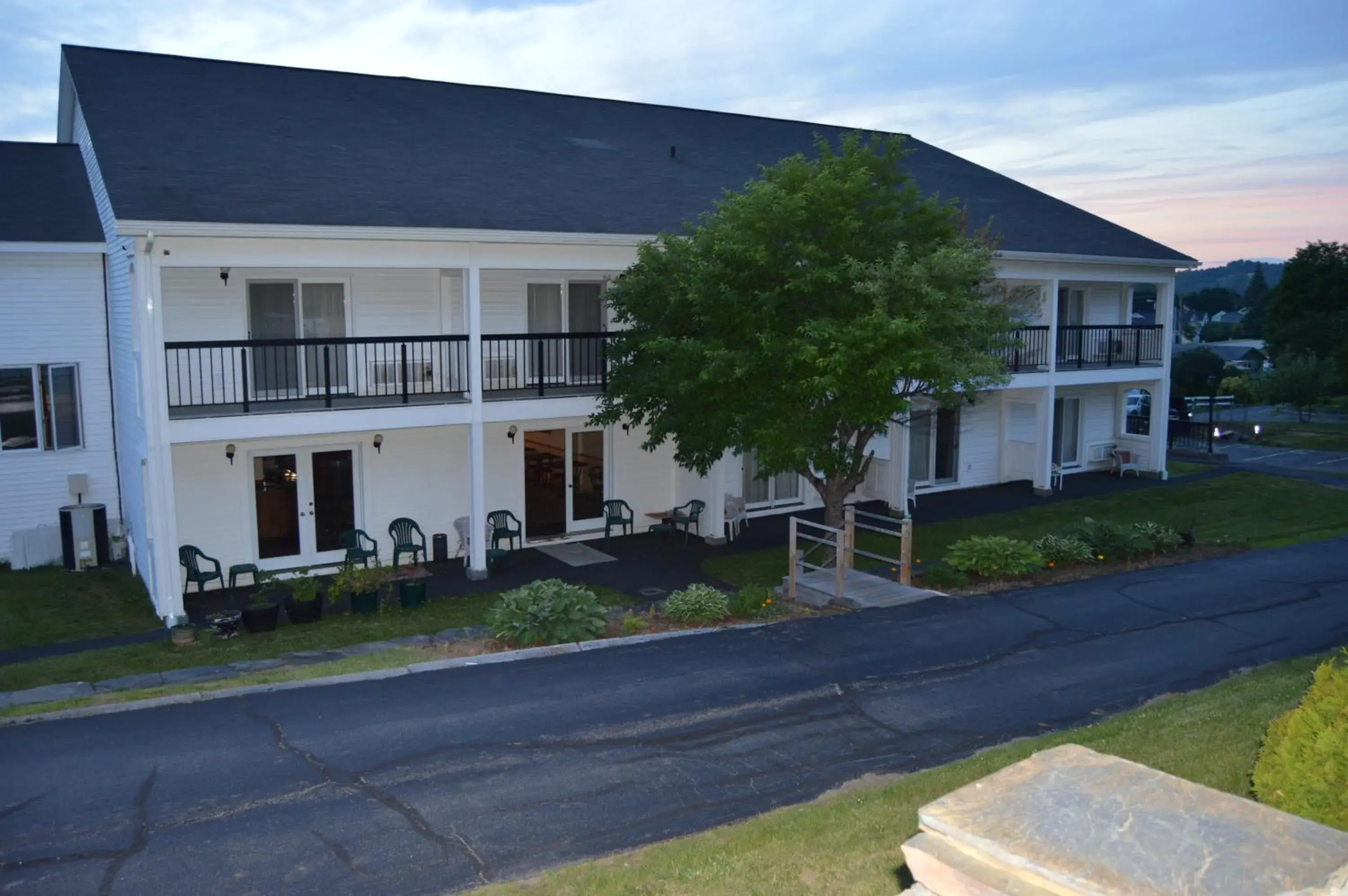 Pool view, Property Building in Hollow Inn and Motel