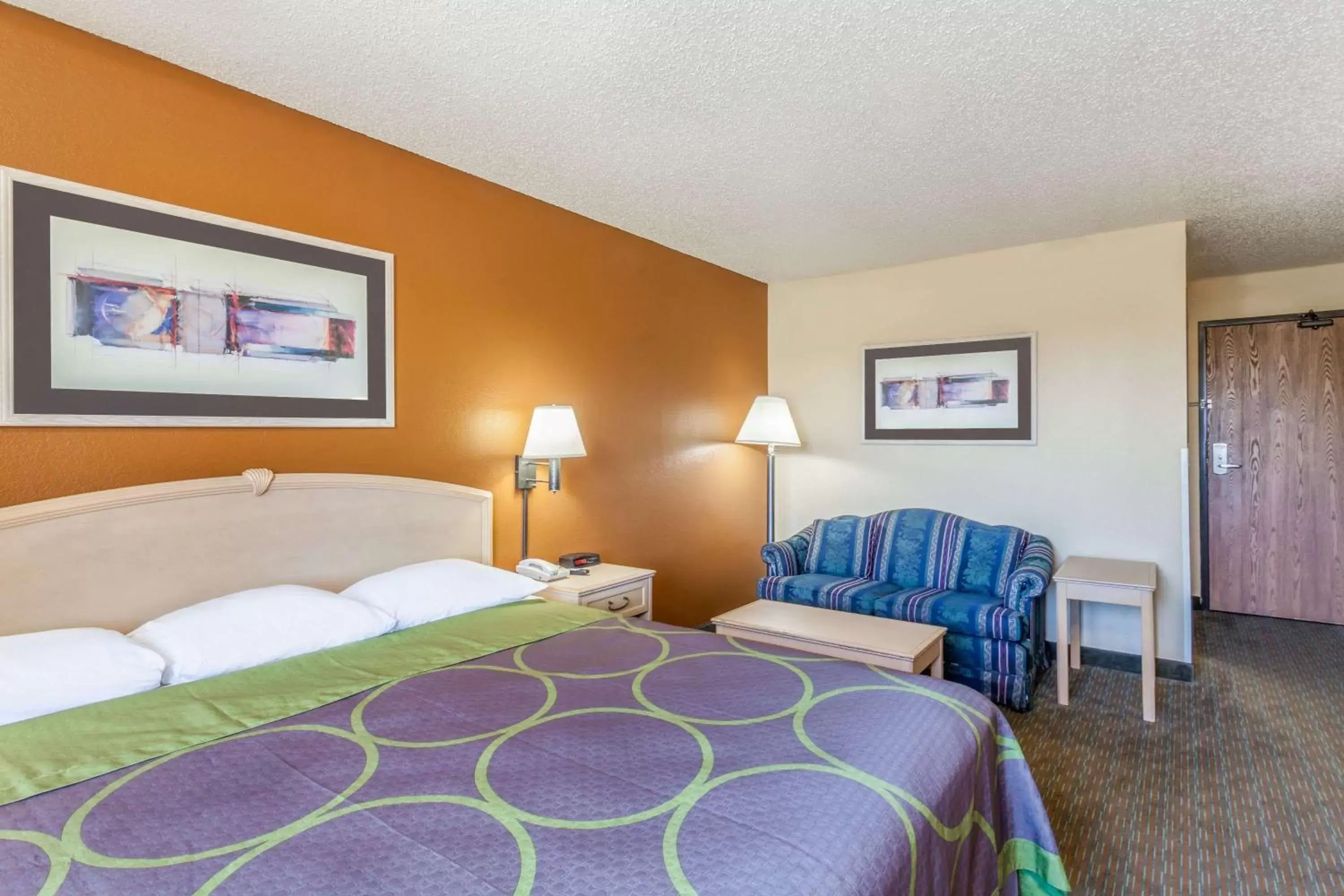 Photo of the whole room, Bed in Super 8 by Wyndham Charlotte/Amusement Park Area