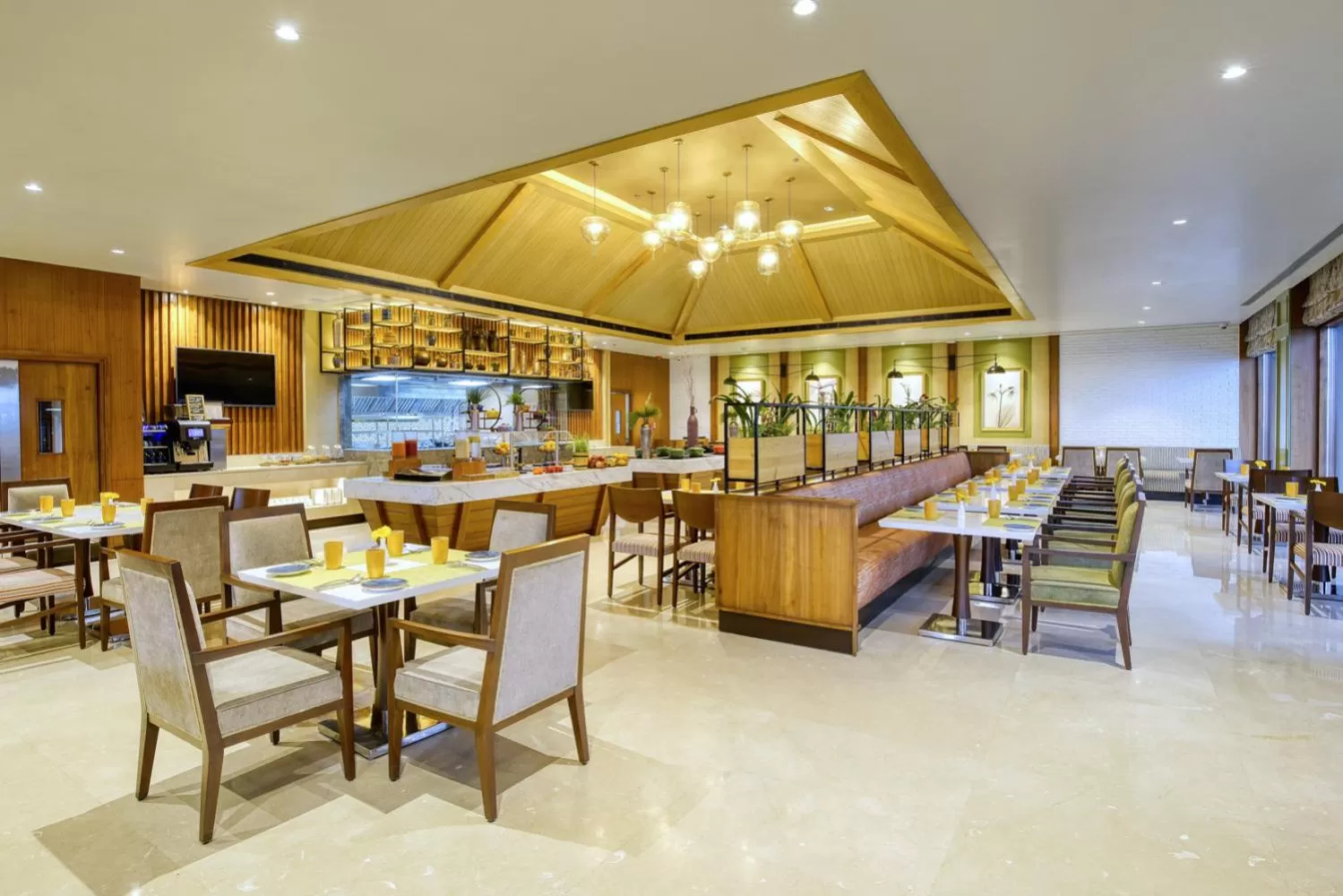 Breakfast, Restaurant/Places to Eat in Radisson Blu Resort Dharamshala