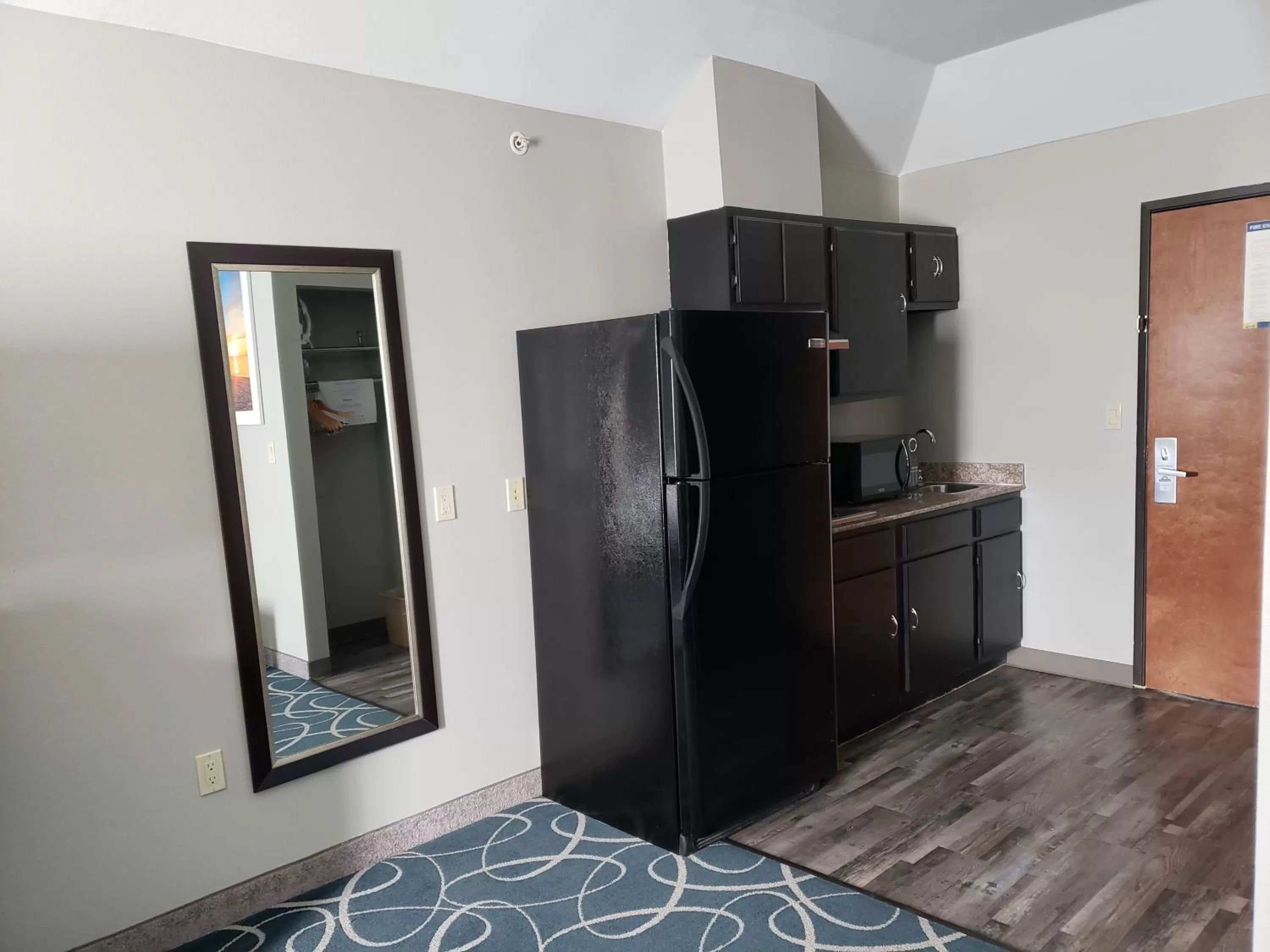 Kitchen or kitchenette in Days Inn & Suites by Wyndham Cleburne TX