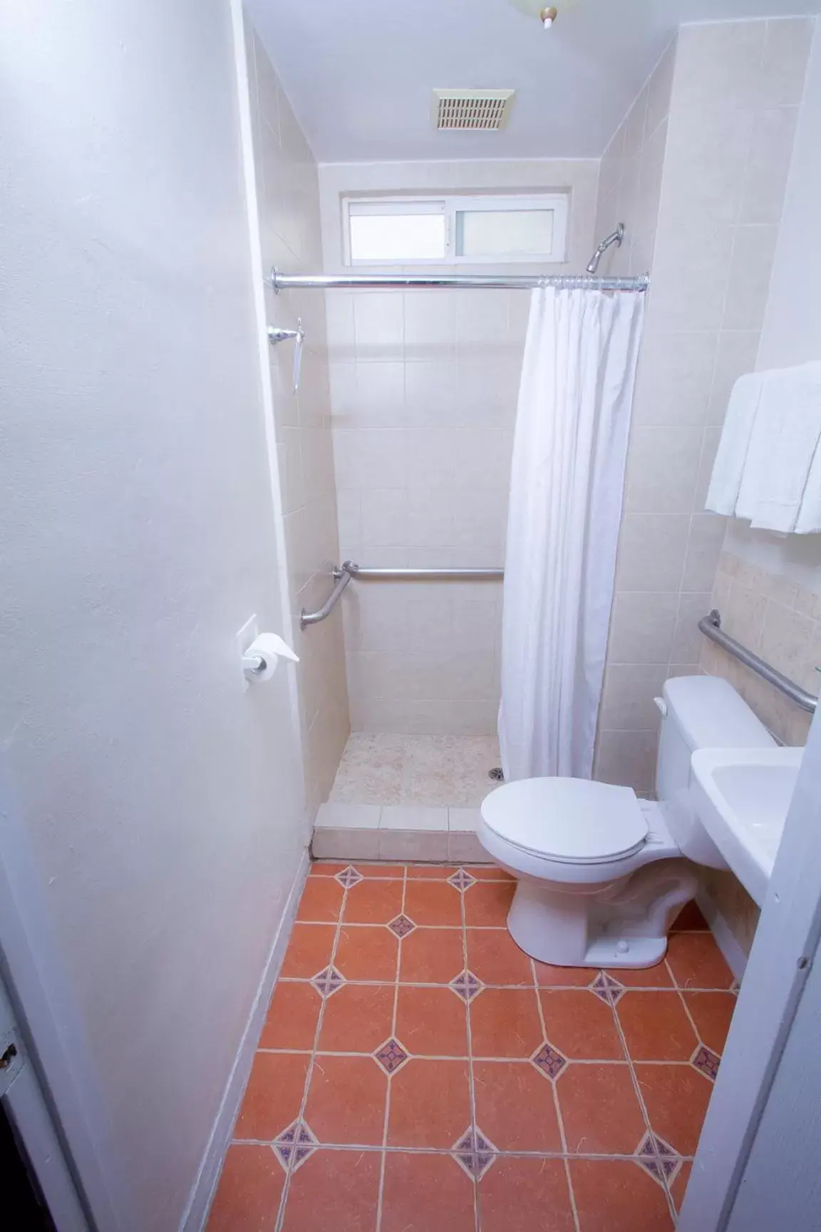 Bathroom in Mission Bell Motel