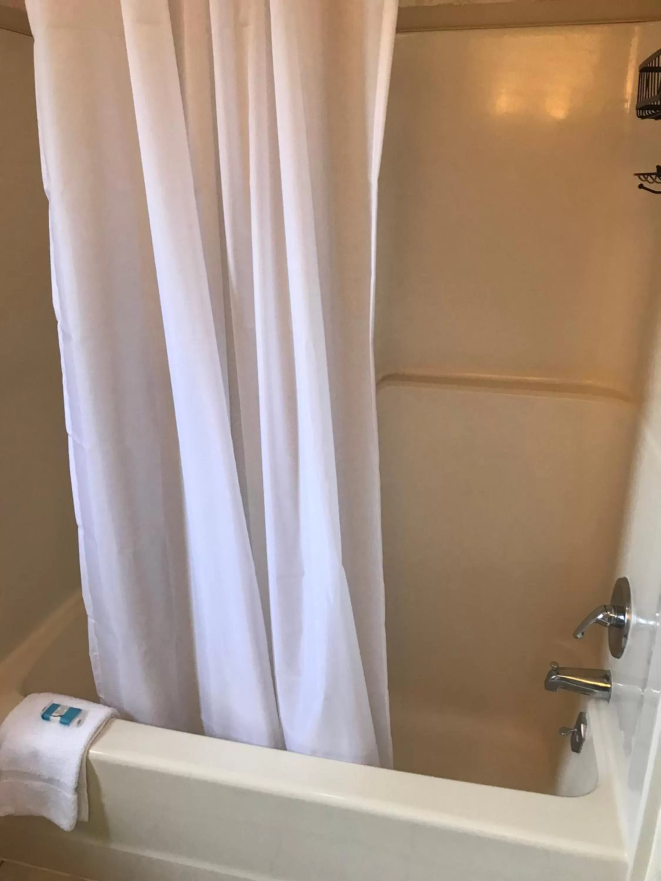 Bathroom in Simmons Motel and Suites