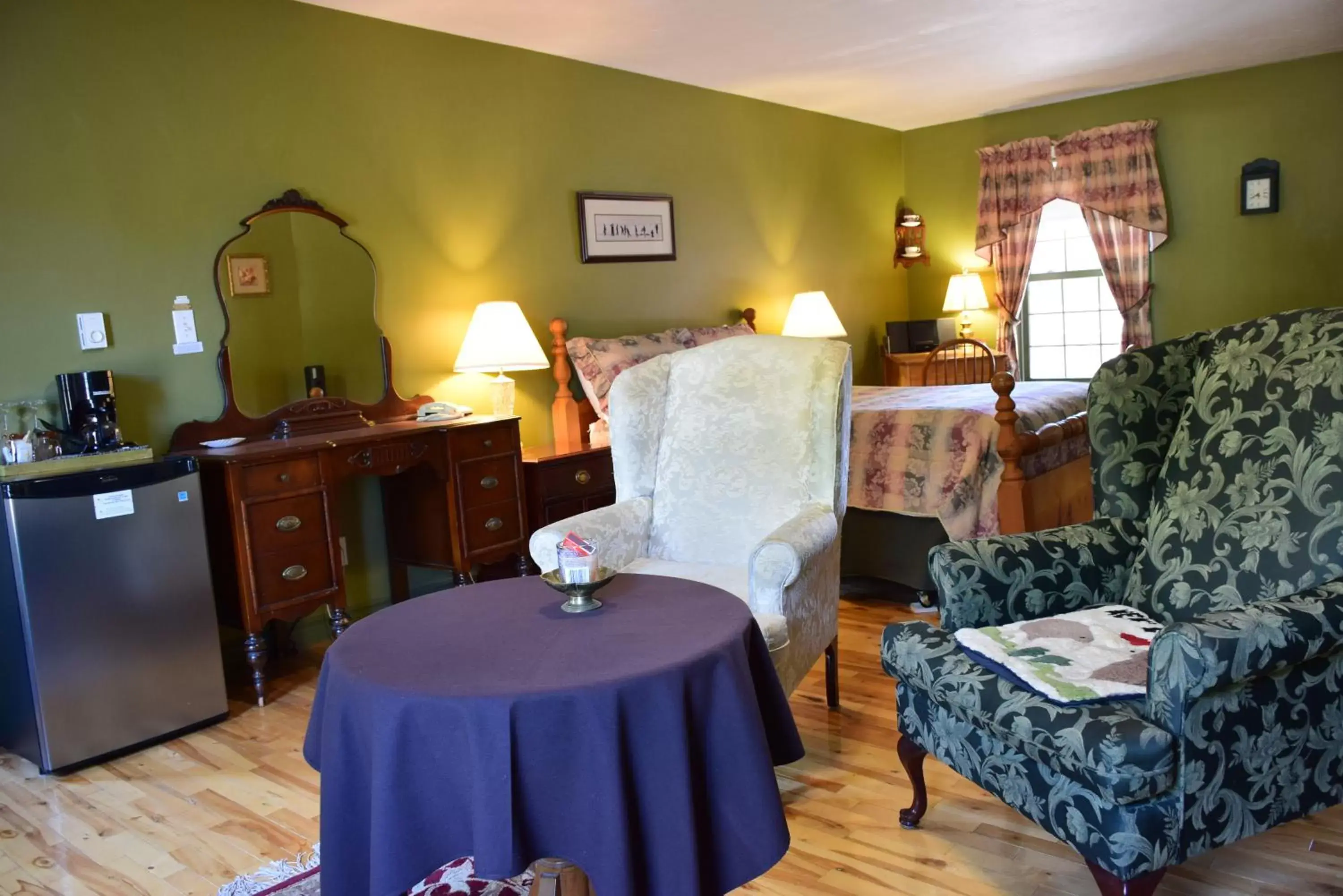 Bedroom, Seating Area in Auberge Wild Rose Inn