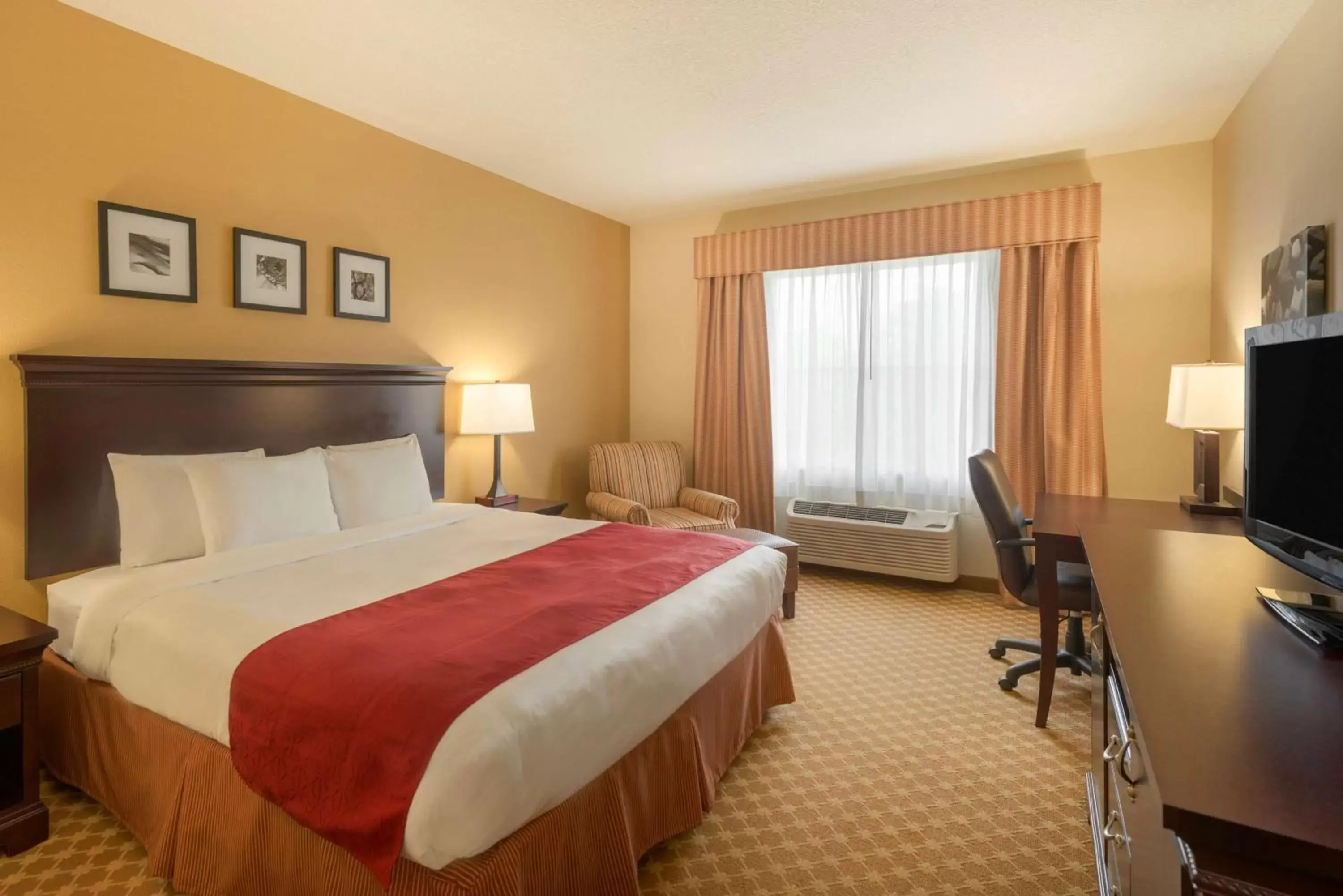 Photo of the whole room, Bed in Country Inn & Suites by Radisson, Port Orange-Daytona, FL