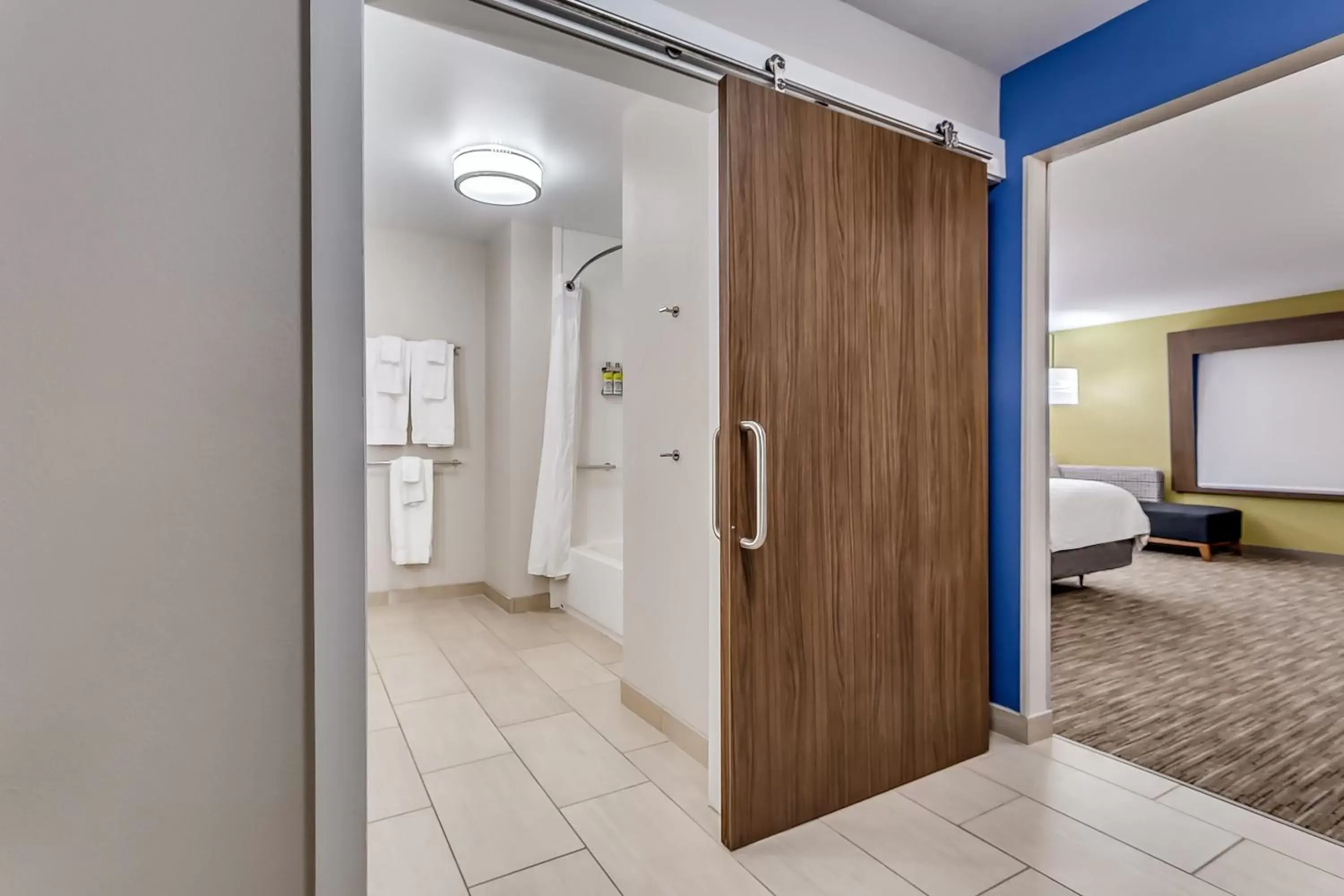 Photo of the whole room, Bathroom in Holiday Inn Express & Suites Hammond, an IHG Hotel