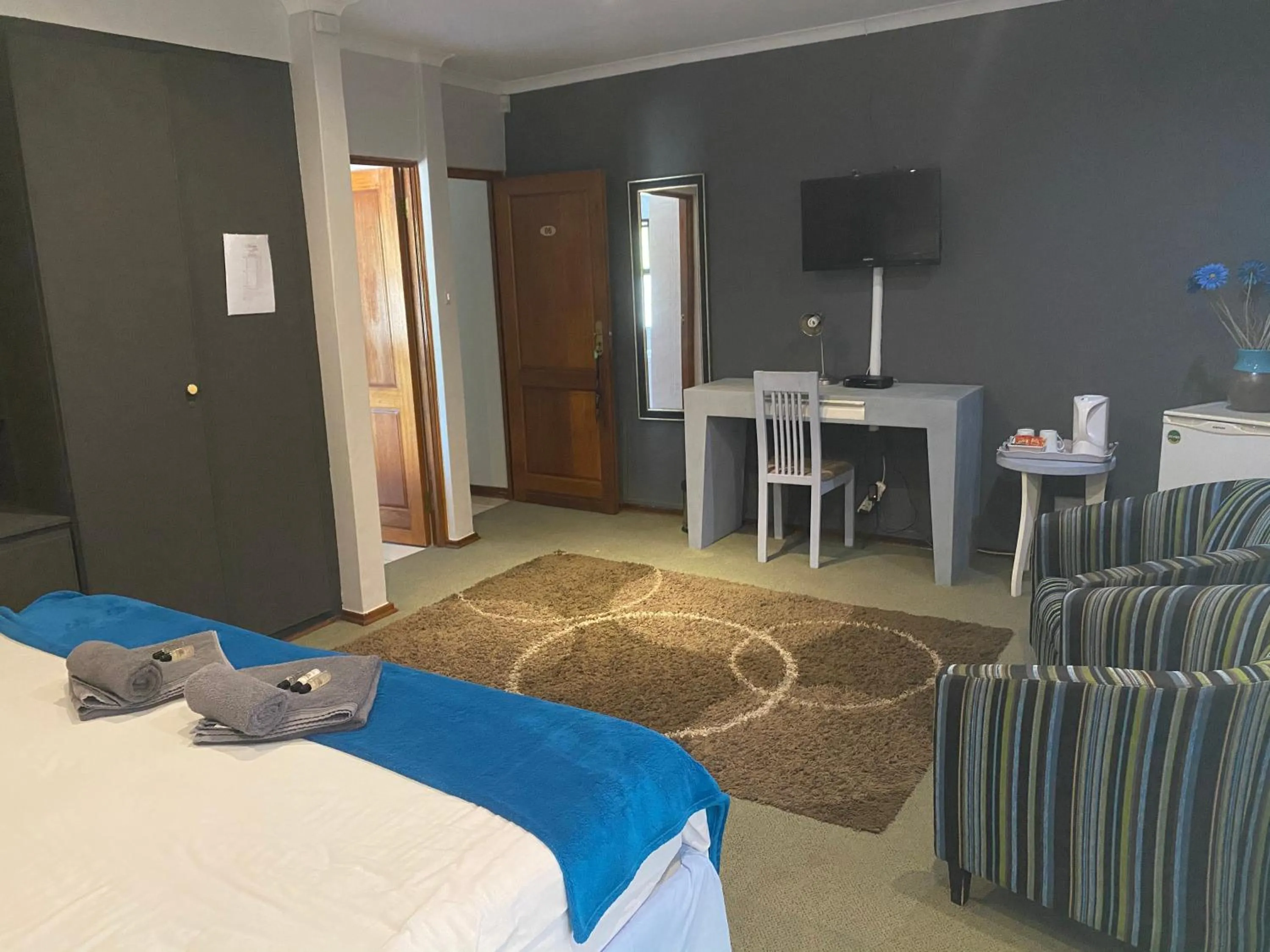 Photo of the whole room, Bed in Marion Lodge