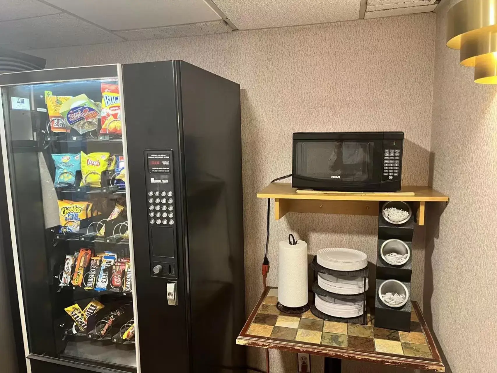 vending machine in Econo Lodge Airport Quebec