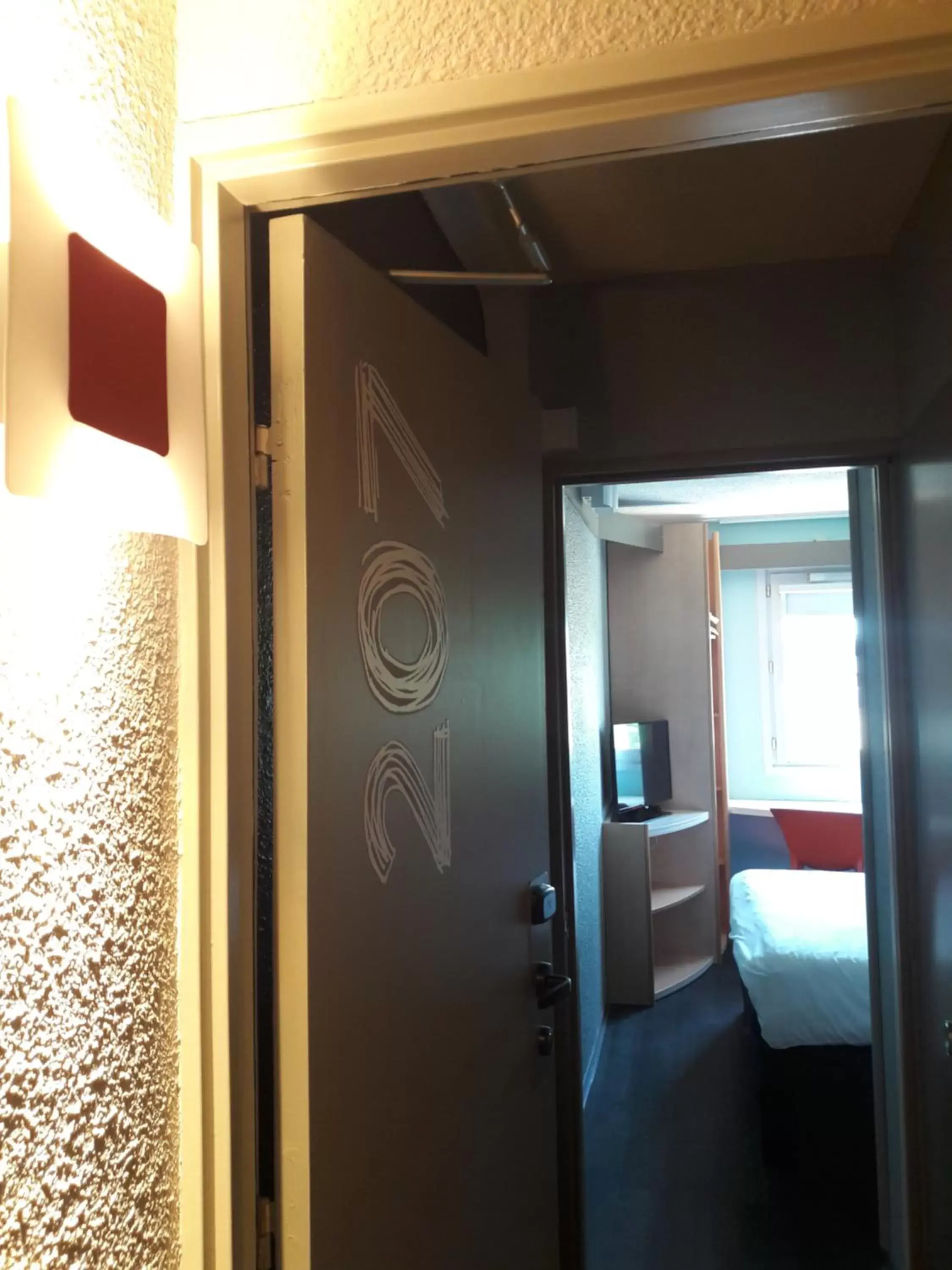 Bedroom, Bathroom in ibis Vesoul