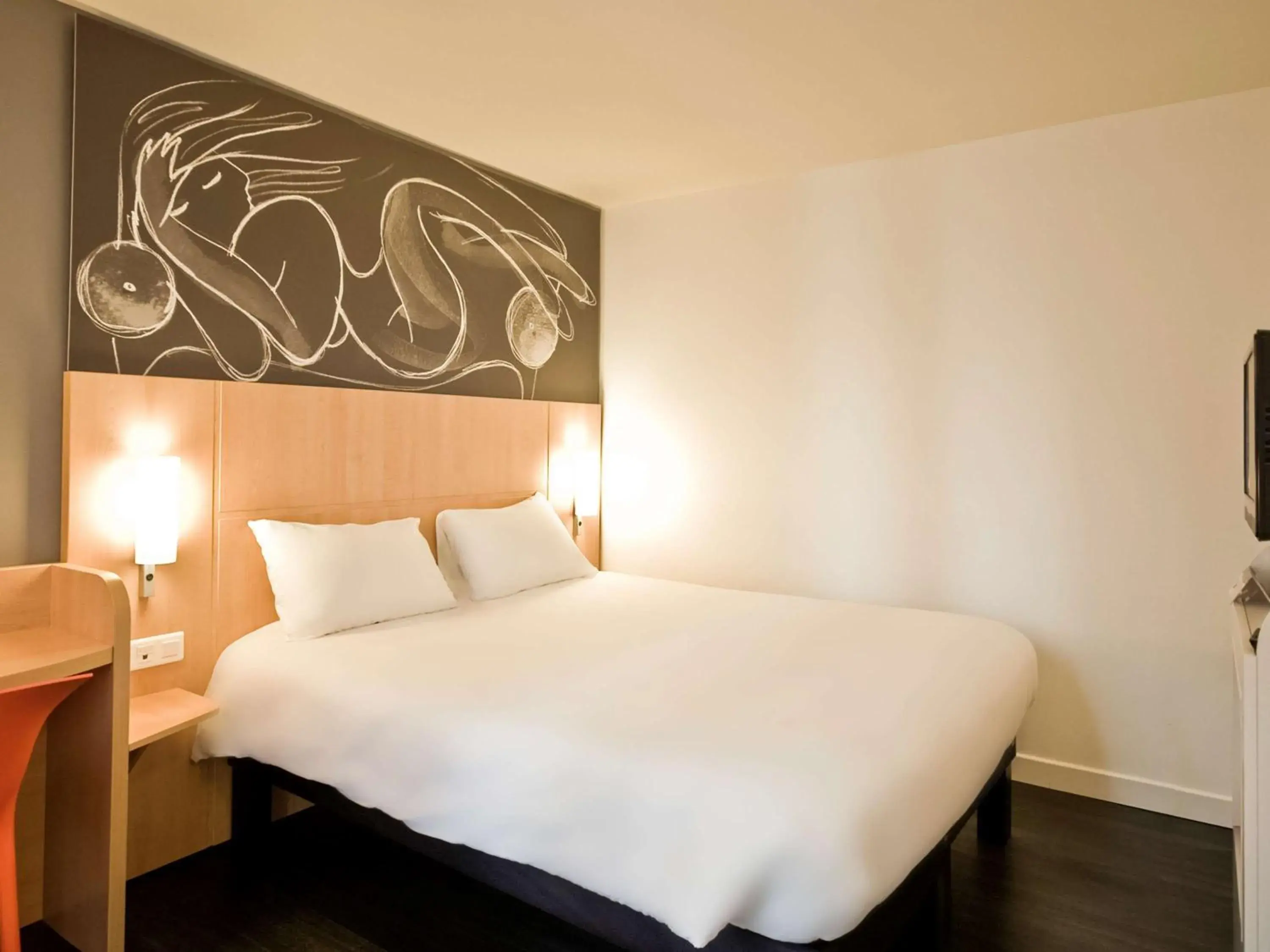 Photo of the whole room, Bed in Hotel ibis Paris Pere Lachaise