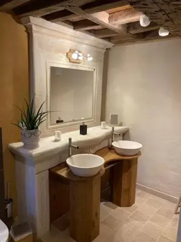 Bathroom in L'Attegia Lia