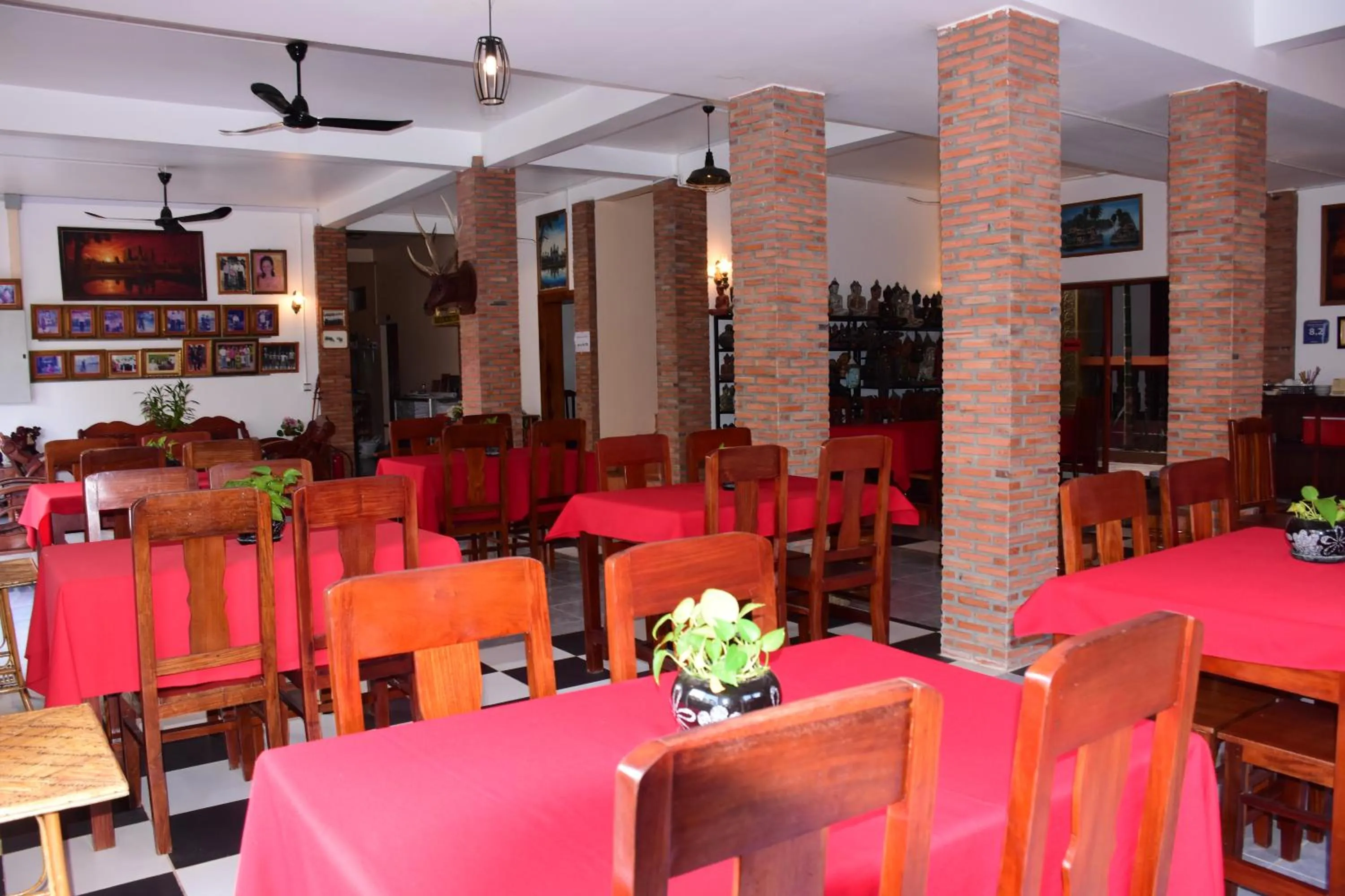 Restaurant/places to eat in Bou Savy Guesthouse