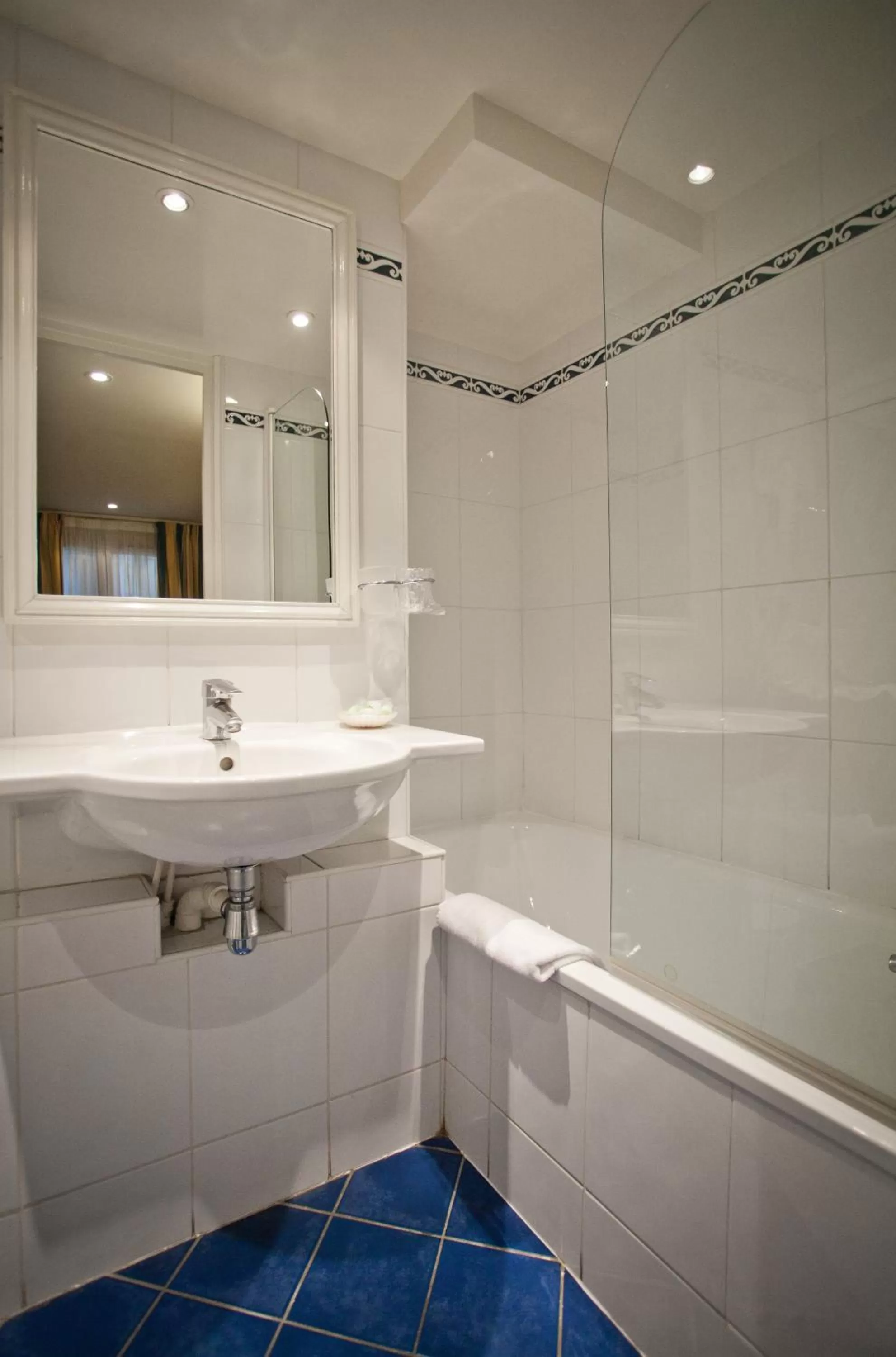 Bathroom in Austin's Arts Et Metiers Hotel